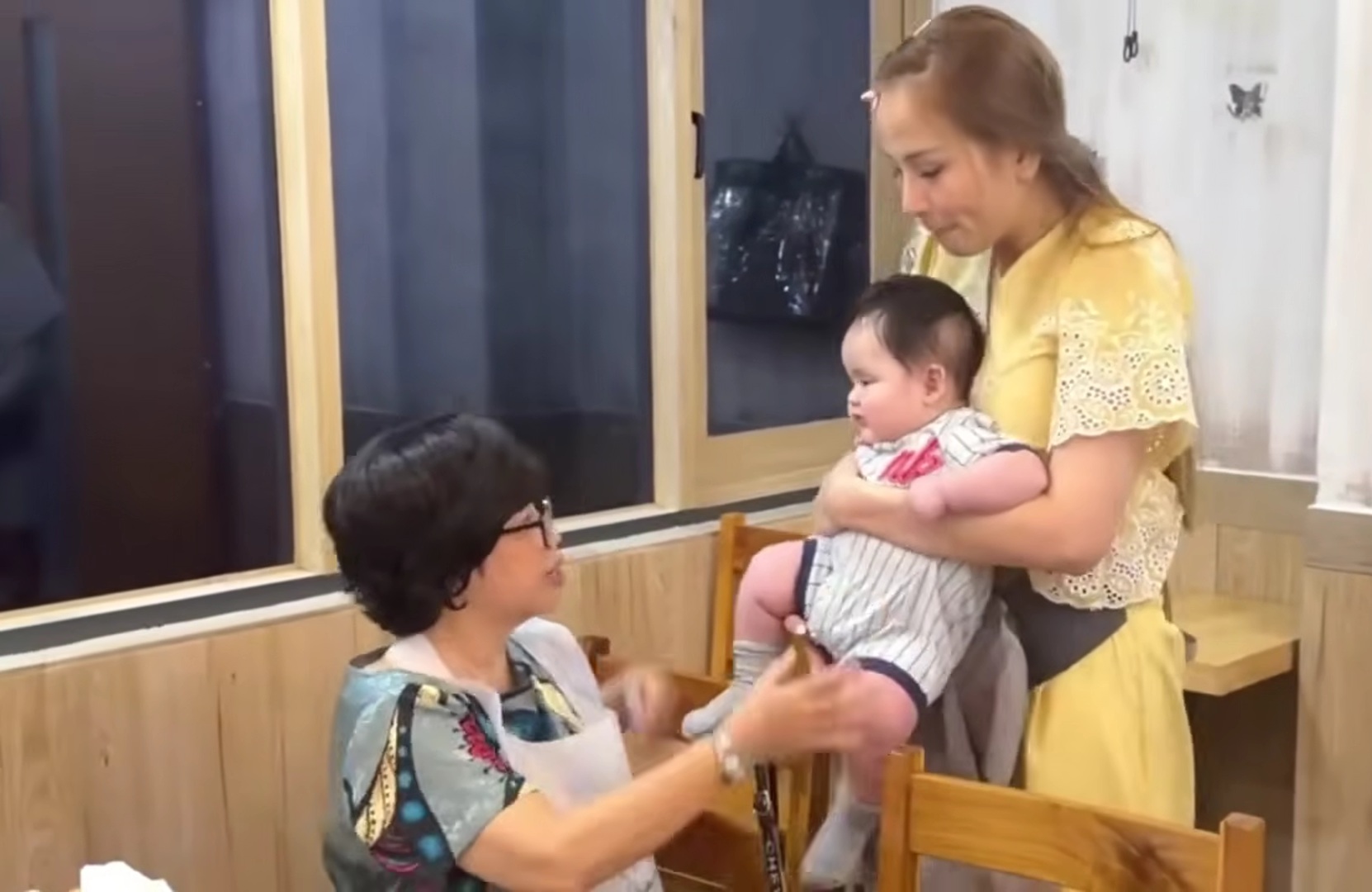 Hoa hậu từ Canada mang con về nước - Ảnh 1.