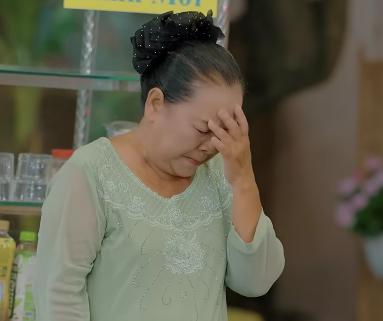 Nữ nghệ sĩ bỏ nghề đi bán nước, Minh Nhí bật khóc nức nở - Ảnh 1.