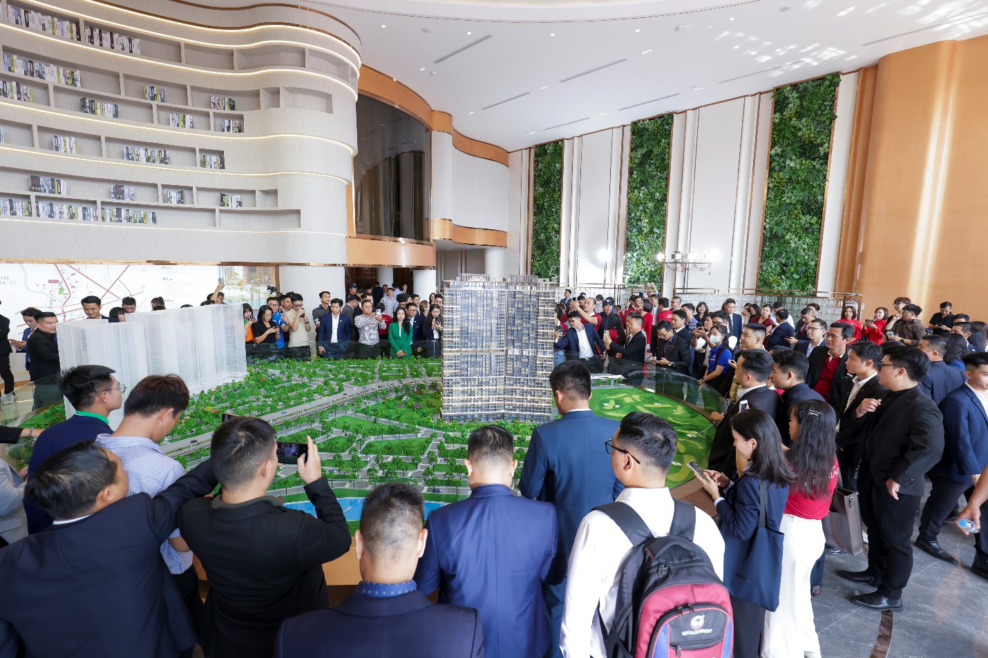 Chính thức khai trương Sales Gallery Khải Hoàn Imperial ngay mặt tiền Quốc lộ 13 - Ảnh 1. Chính thức khai trương Sales Gallery Khải Hoàn Imperial ngay mặt tiền Quốc lộ 13 - Ảnh 1.