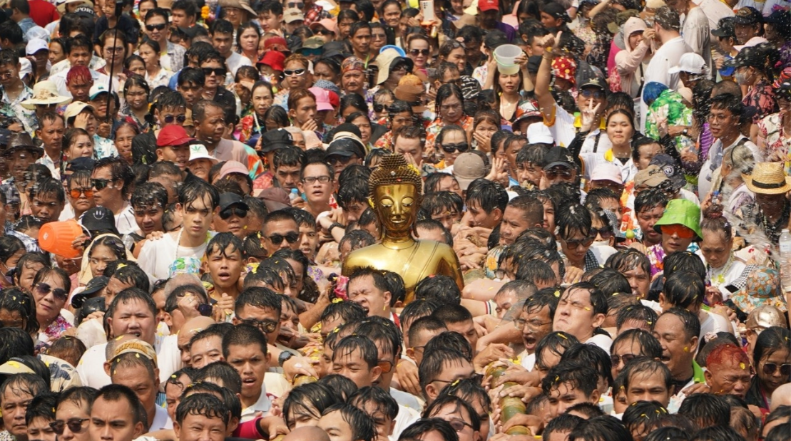 Chùm ảnh khiến chúng ta muốn bay sang Thái Lan ngay bây giờ: Láng giềng Việt Nam tưng bừng đón năm mới với “thủy chiến” trên phố - Ảnh 13.