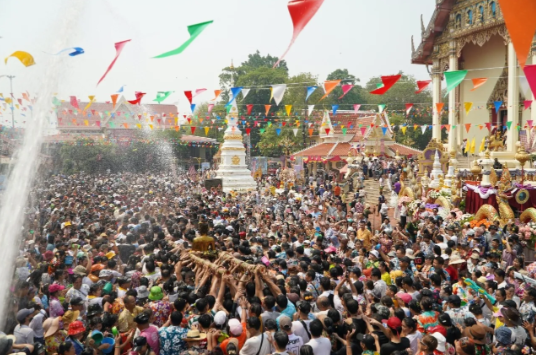 Chùm ảnh khiến chúng ta muốn bay sang Thái Lan ngay bây giờ: Láng giềng Việt Nam tưng bừng đón năm mới với “thủy chiến” trên phố - Ảnh 12.