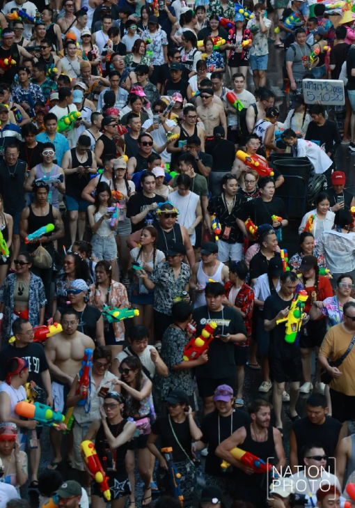 Chùm ảnh khiến chúng ta muốn bay sang Thái Lan ngay bây giờ: Láng giềng Việt Nam tưng bừng đón năm mới với “thủy chiến” trên phố - Ảnh 3.