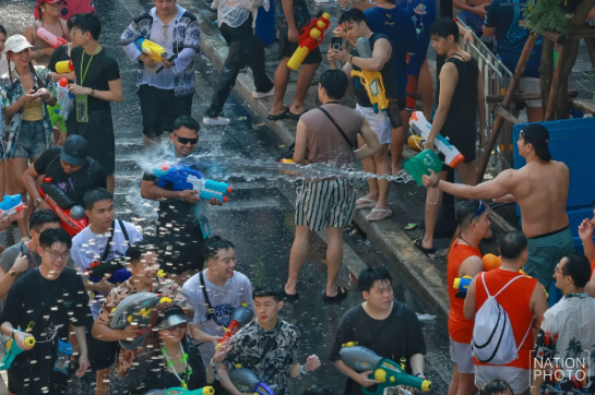Chùm ảnh khiến chúng ta muốn bay sang Thái Lan ngay bây giờ: Láng giềng Việt Nam tưng bừng đón năm mới với “thủy chiến” trên phố - Ảnh 1.