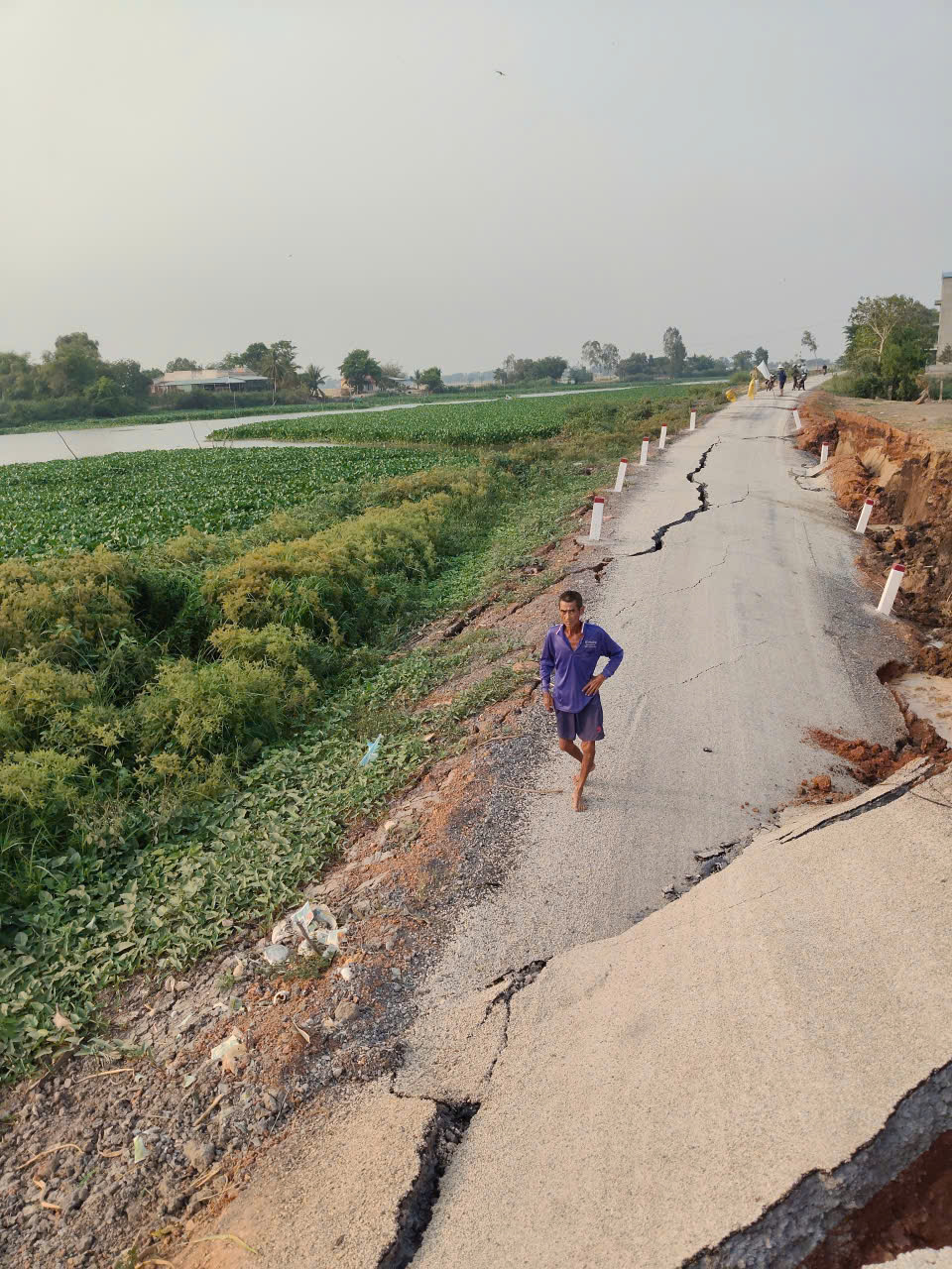 Sạt lở nghiêm trọng ở Tây Ninh khiến hệ thống cấp nước sinh hoạt bị hư hỏng - Ảnh 1.