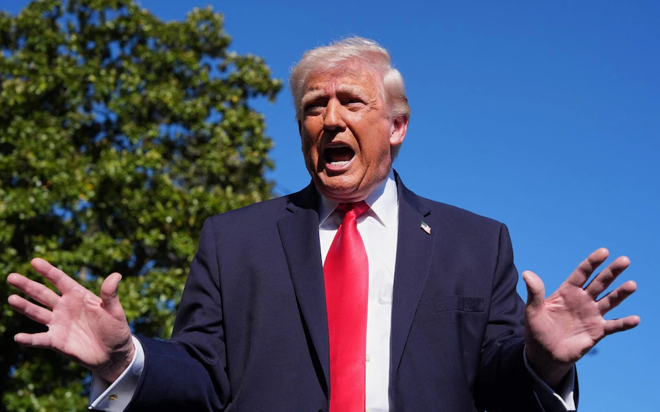 Anh từ chối phong tỏa eo biển Hormuz; tàu dầu bắt đầu tìm cách vượt vòng vây của Mỹ - Ảnh 1.