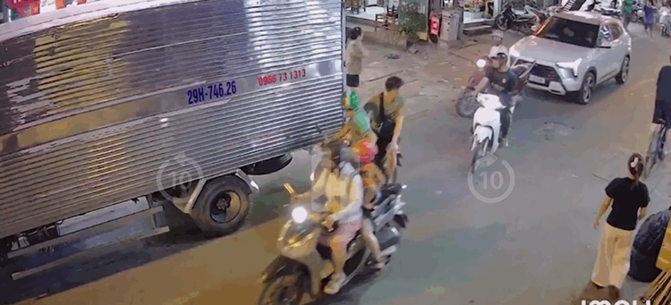 Cô gái điều khiển xế hộp gây tai nạn giao thông liên hoàn tại Hà Nội - Ảnh 2. Cô gái điều khiển xế hộp gây tai nạn giao thông liên hoàn tại Hà Nội - Ảnh 2.