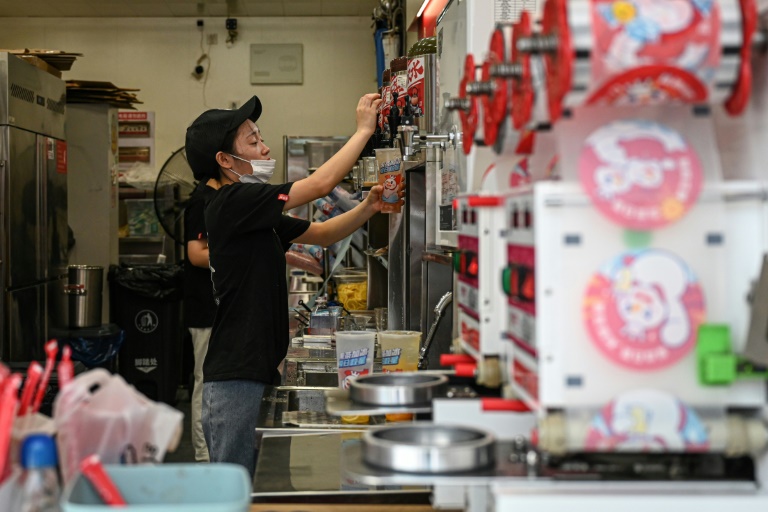 Chi phí sinh hoạt leo thang: Người tiêu dùng cân nhắc lại những khoản chi “chiều bản thân”- Ảnh 3.