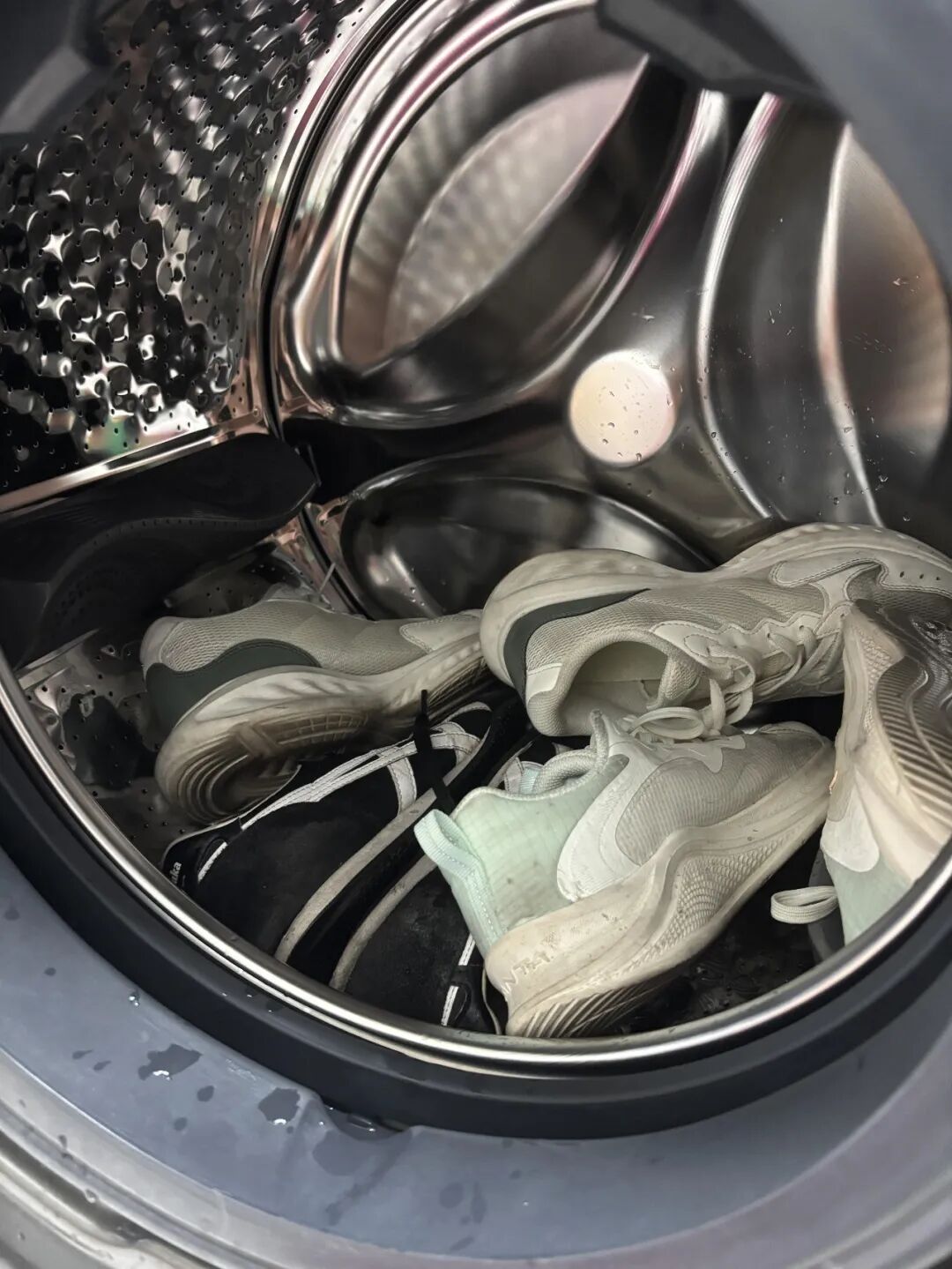Sống 40 năm mới biết: Tuyệt đối không cho 8 thứ này vào máy giặt, không chỉ hỏng đồ mà còn “giết chết” máy rất nhanh - Ảnh 8.