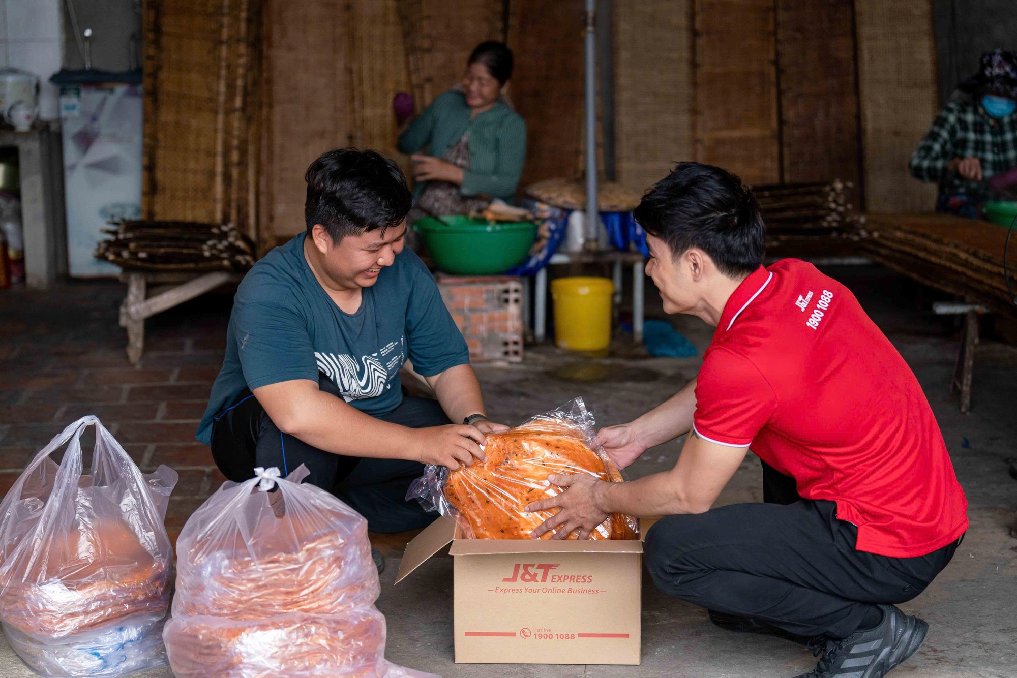 Nghỉ lễ dài ngày: Người trẻ chọn gửi đồ trước để giảm tải hành lý - Ảnh 2.