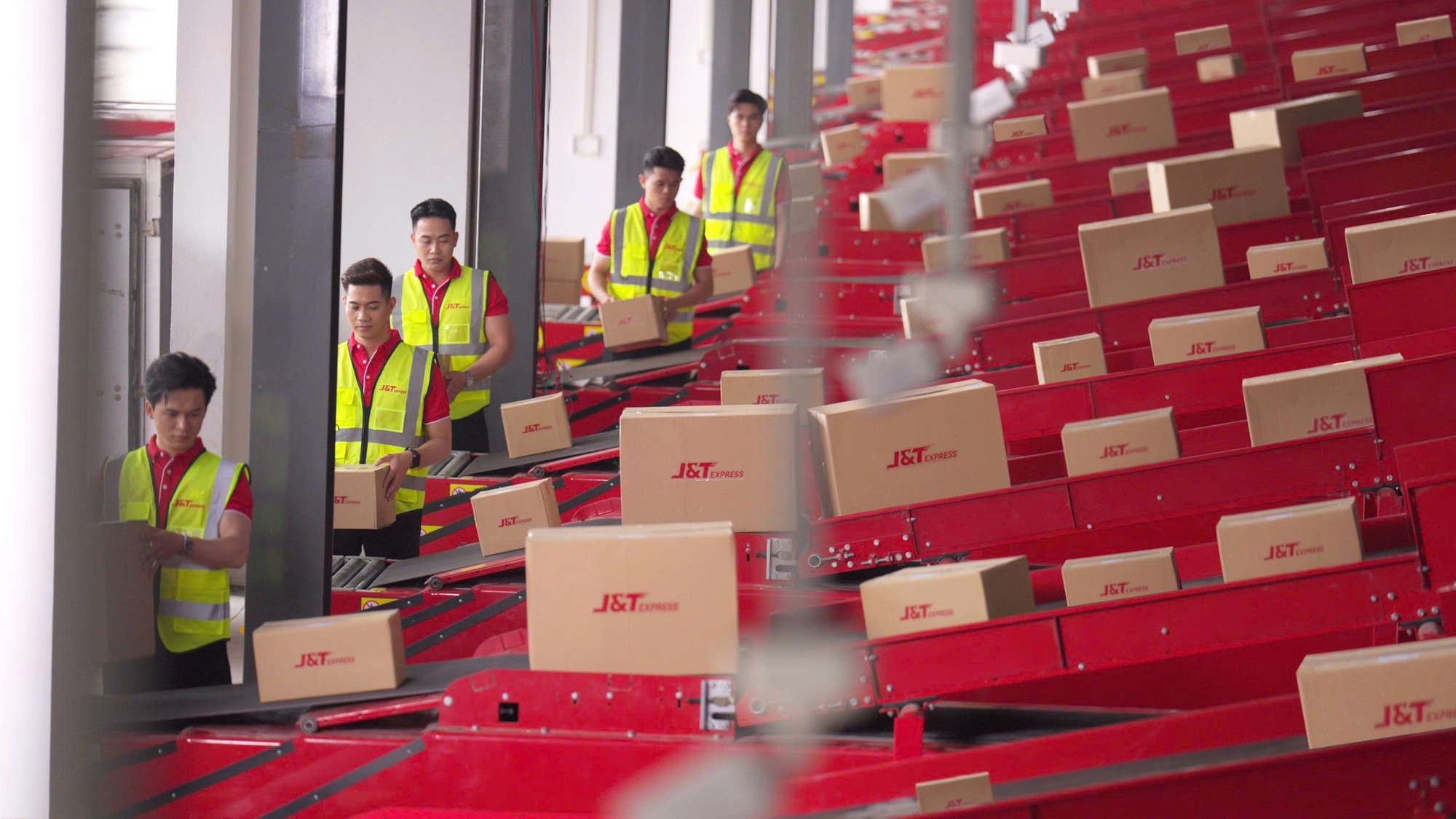 Nghỉ lễ dài ngày: Người trẻ chọn gửi đồ trước để giảm tải hành lý - Ảnh 4.