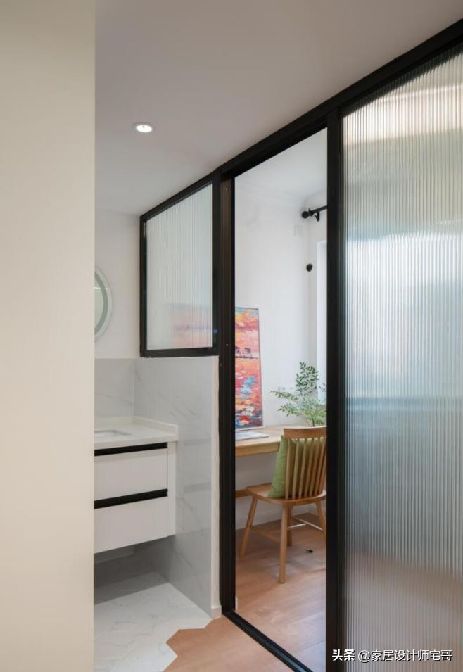 Lần đầu thấy căn hộ 53m² có 3 phòng ngủ, 2 phòng khách mà vẫn rộng rãi: Cách cải tạo khiến ai cũng bất ngờ - Ảnh 5.