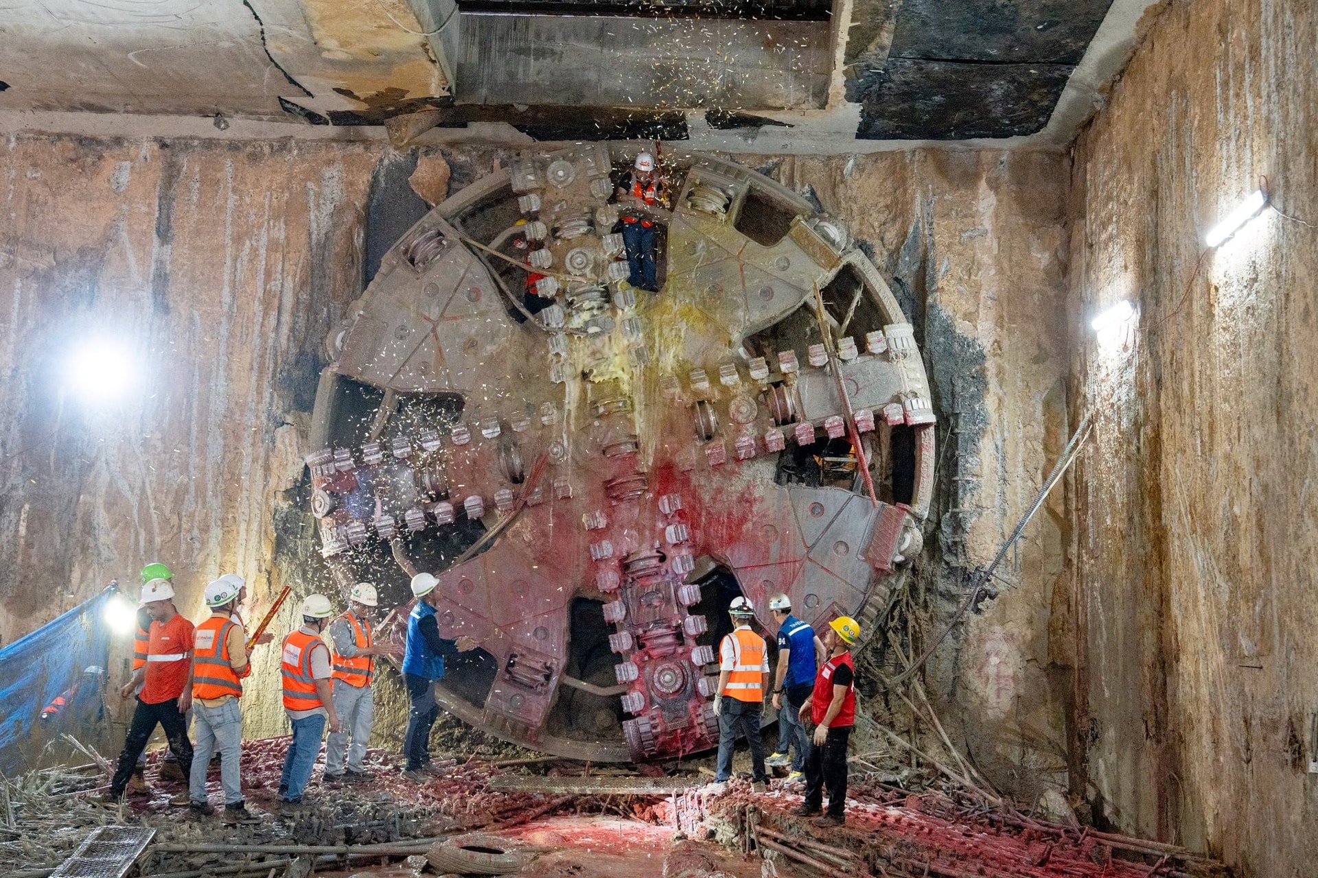 Cỗ máy 850 tấn hoàn tất xuyên qua 4km lòng đất: Tin vui sắp đến cho hàng triệu người dân Thủ đô- Ảnh 2.