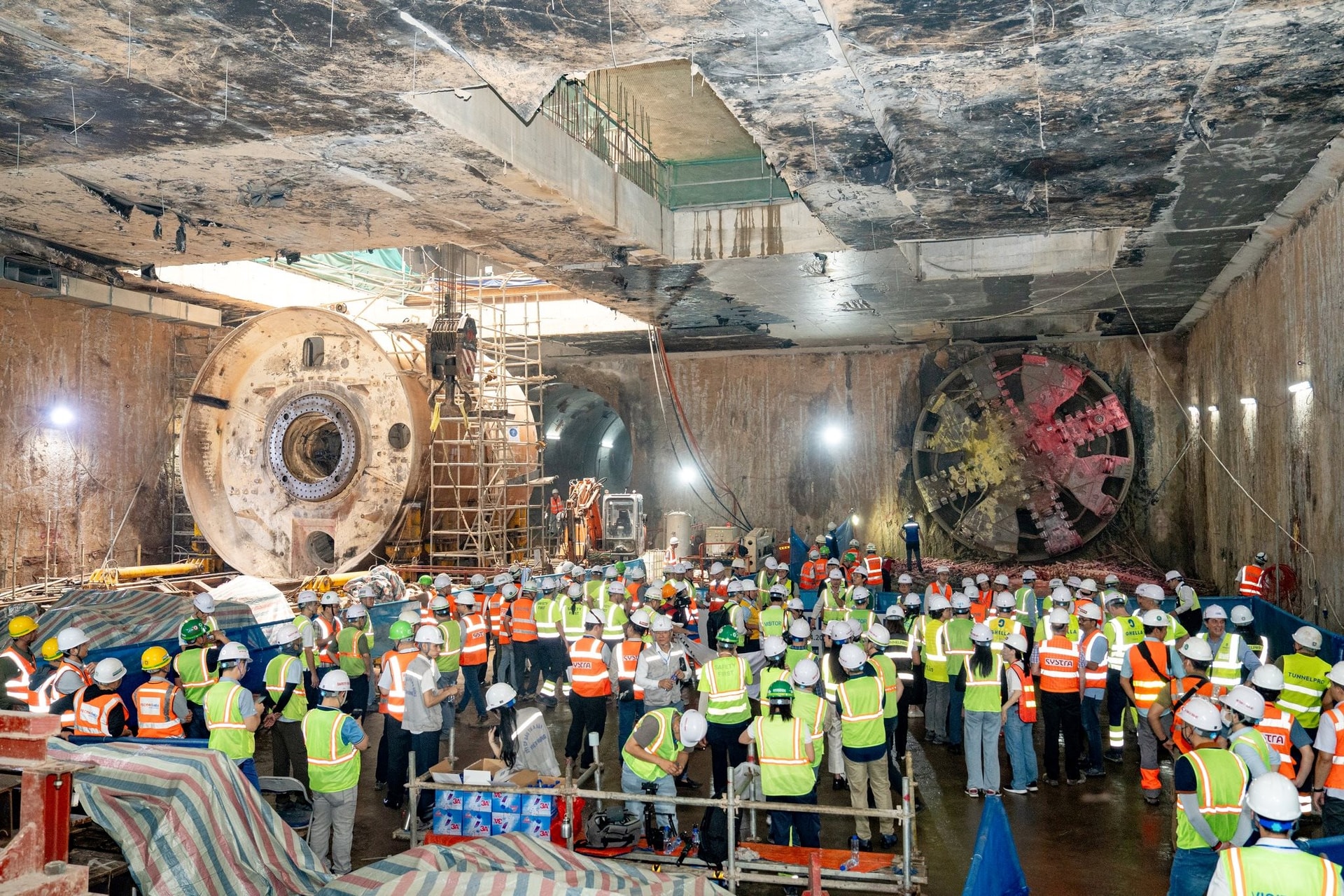 Cỗ máy 850 tấn hoàn tất xuyên qua 4km lòng đất: Tin vui sắp đến cho hàng triệu người dân Thủ đô- Ảnh 1.