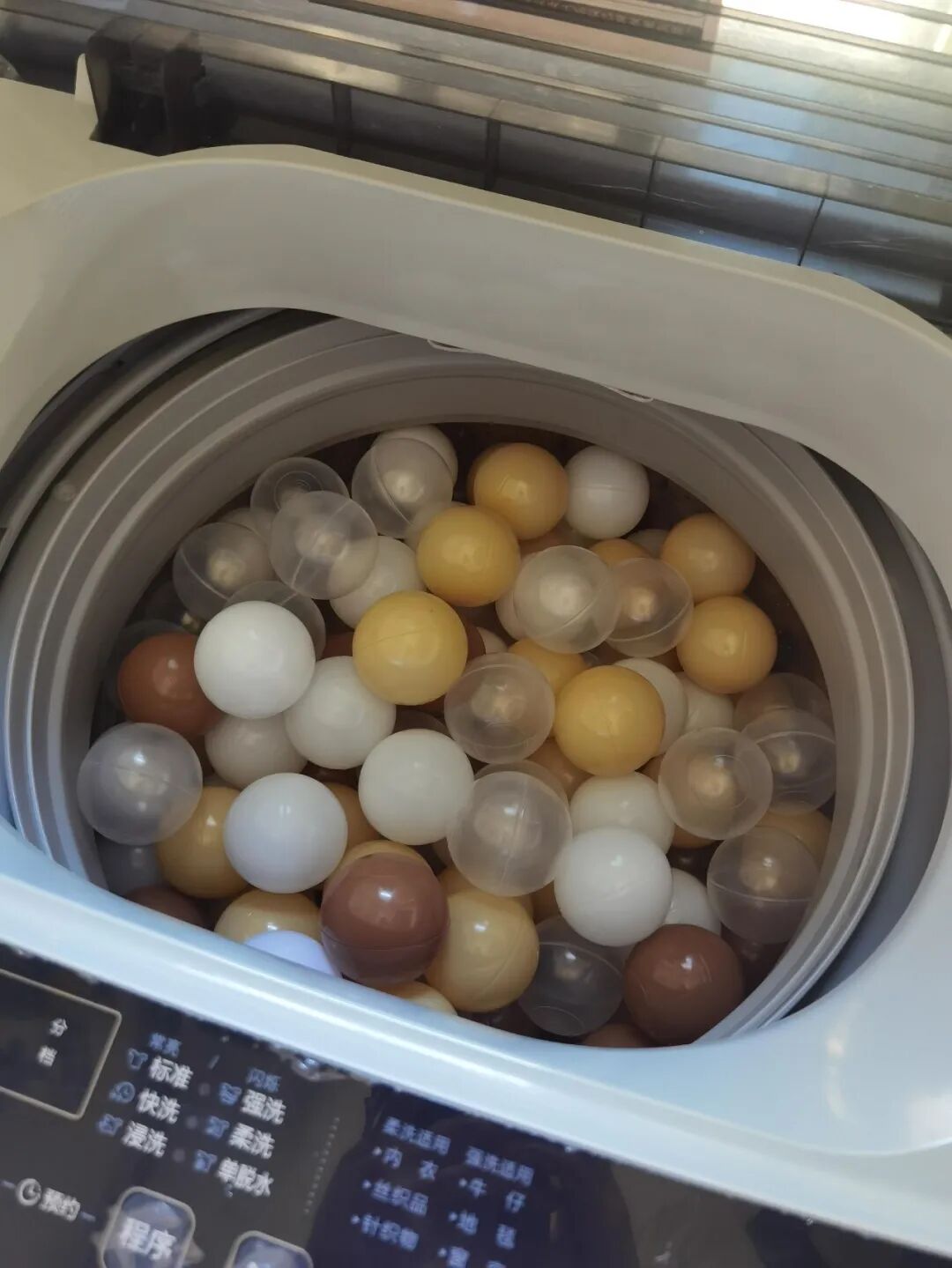 Sống 40 năm mới biết: Tuyệt đối không cho 8 thứ này vào máy giặt, không chỉ hỏng đồ mà còn “giết chết” máy rất nhanh - Ảnh 4.