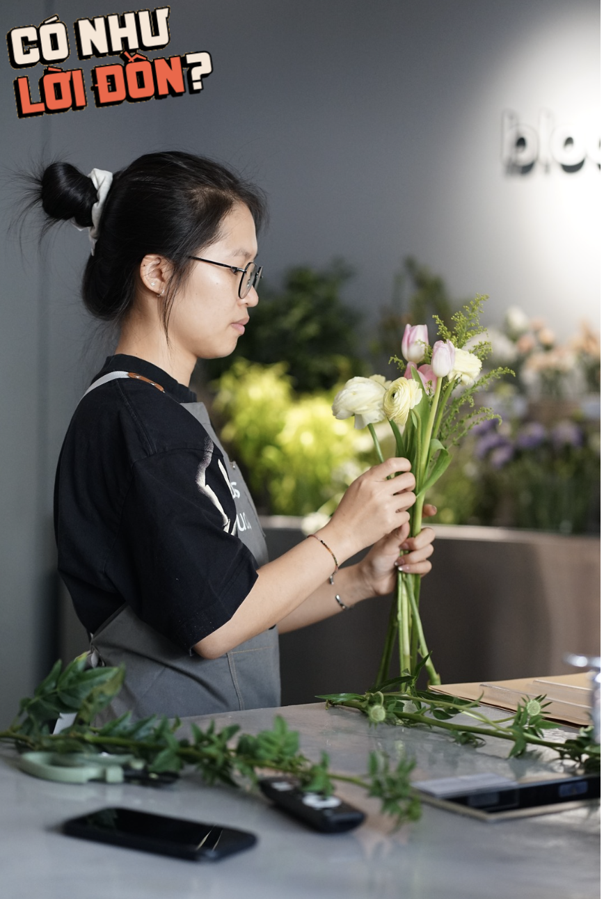 Quán cà phê "không người bán" đông nghịt ở TP.HCM: Khách chi 60.000 cho robot pha chế 2 phút, tự mua hoa qua camera AI- Ảnh 6.