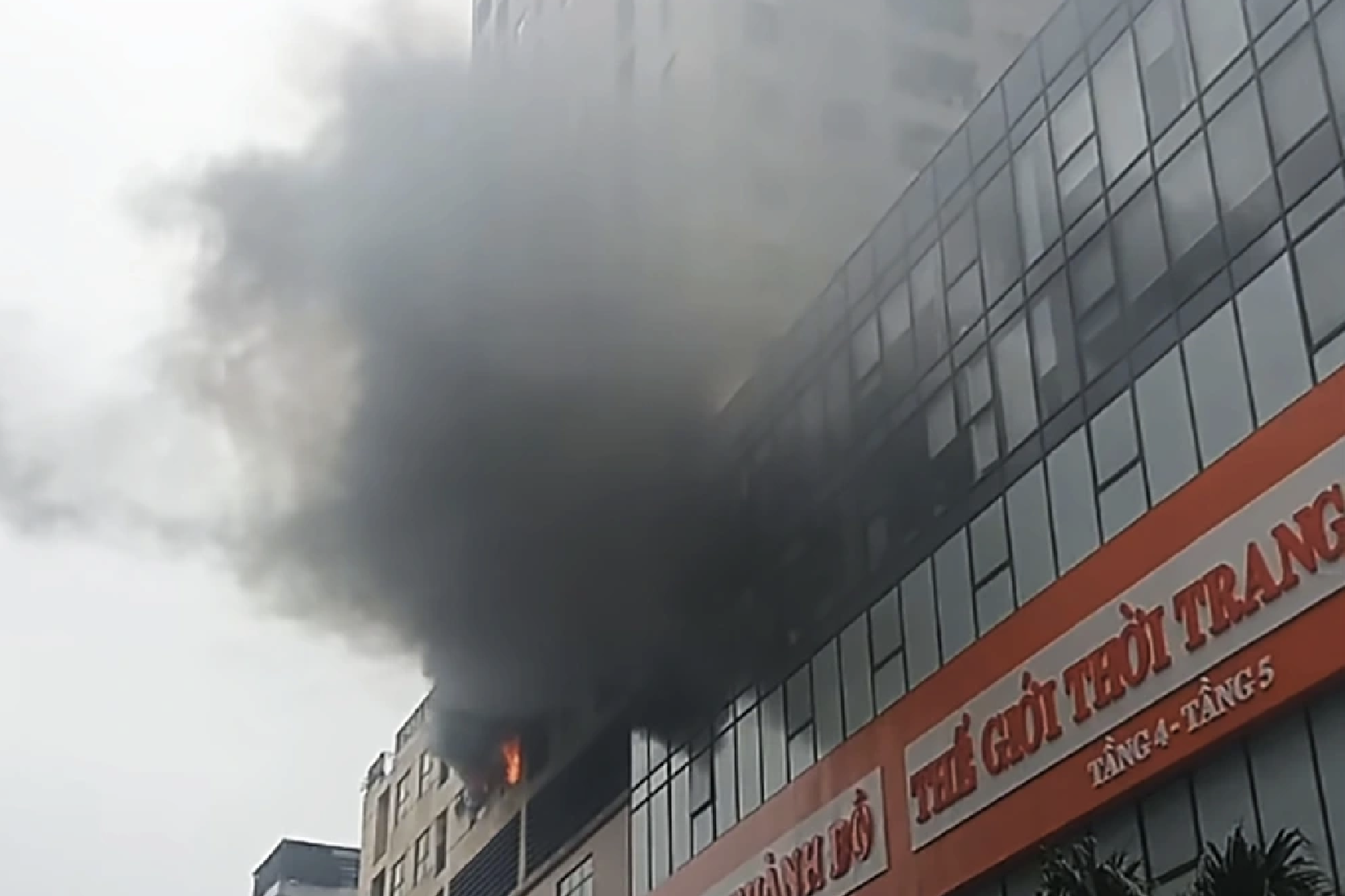 Cháy chung cư Hà Nội giữa trưa , nhiều người được giải cứu an toàn - Ảnh 1.