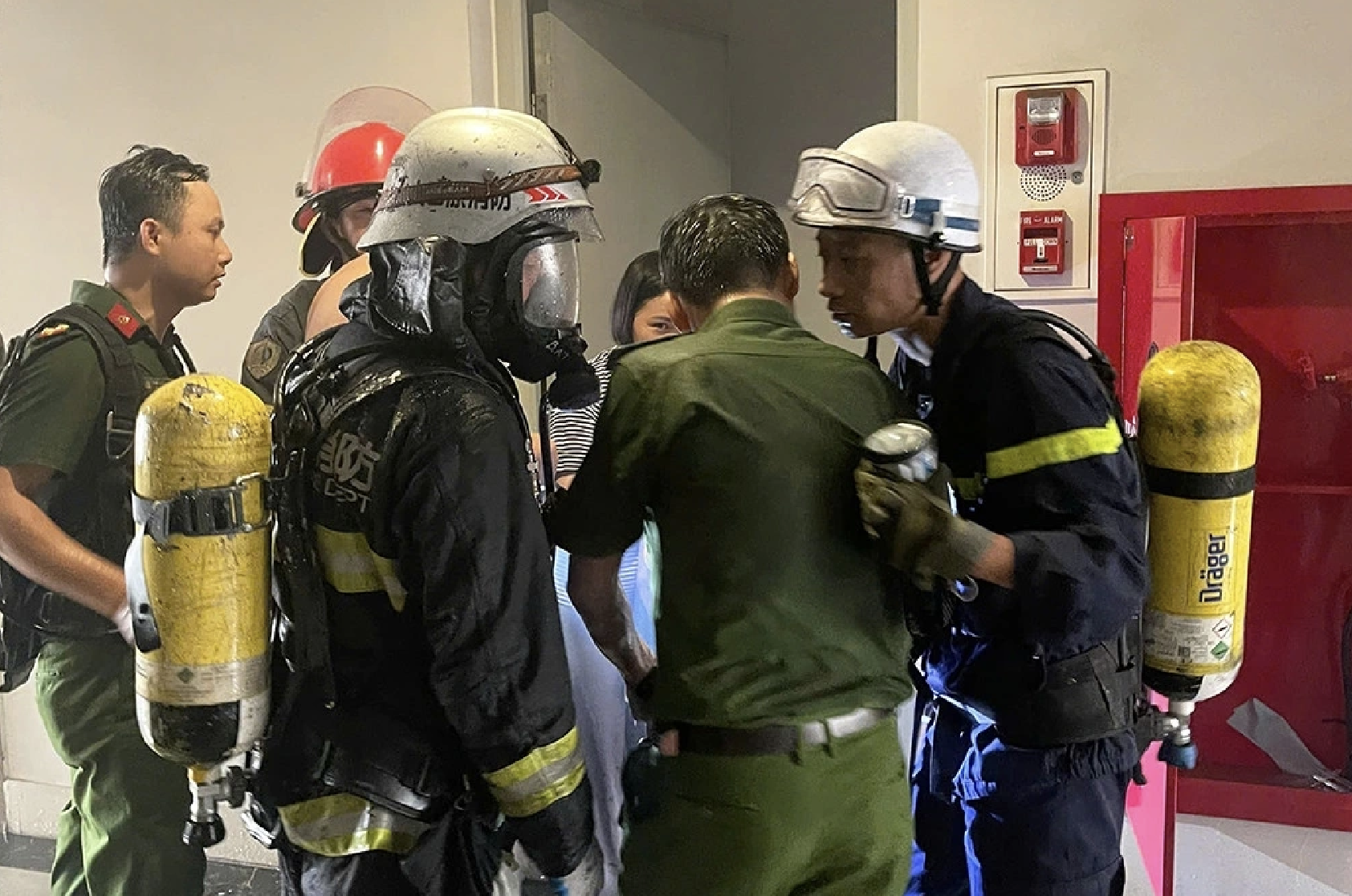 Cháy chung cư Hà Nội giữa trưa , nhiều người được giải cứu an toàn - Ảnh 2.