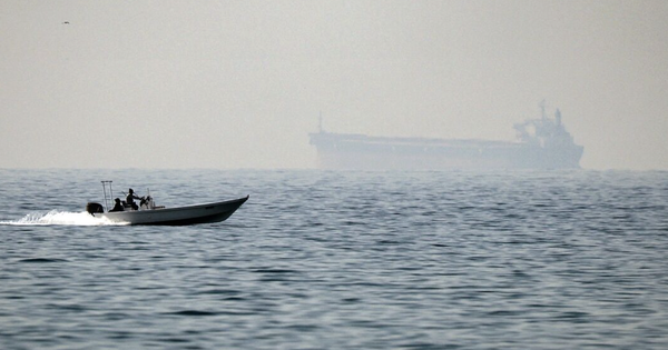 Tin vui cho cả thế giới: 3 tàu chở dầu, khí đốt bất ngờ vượt eo biển Hormuz thành công sau khi Mỹ áp đặt lệnh phong tỏa - Ảnh 1.