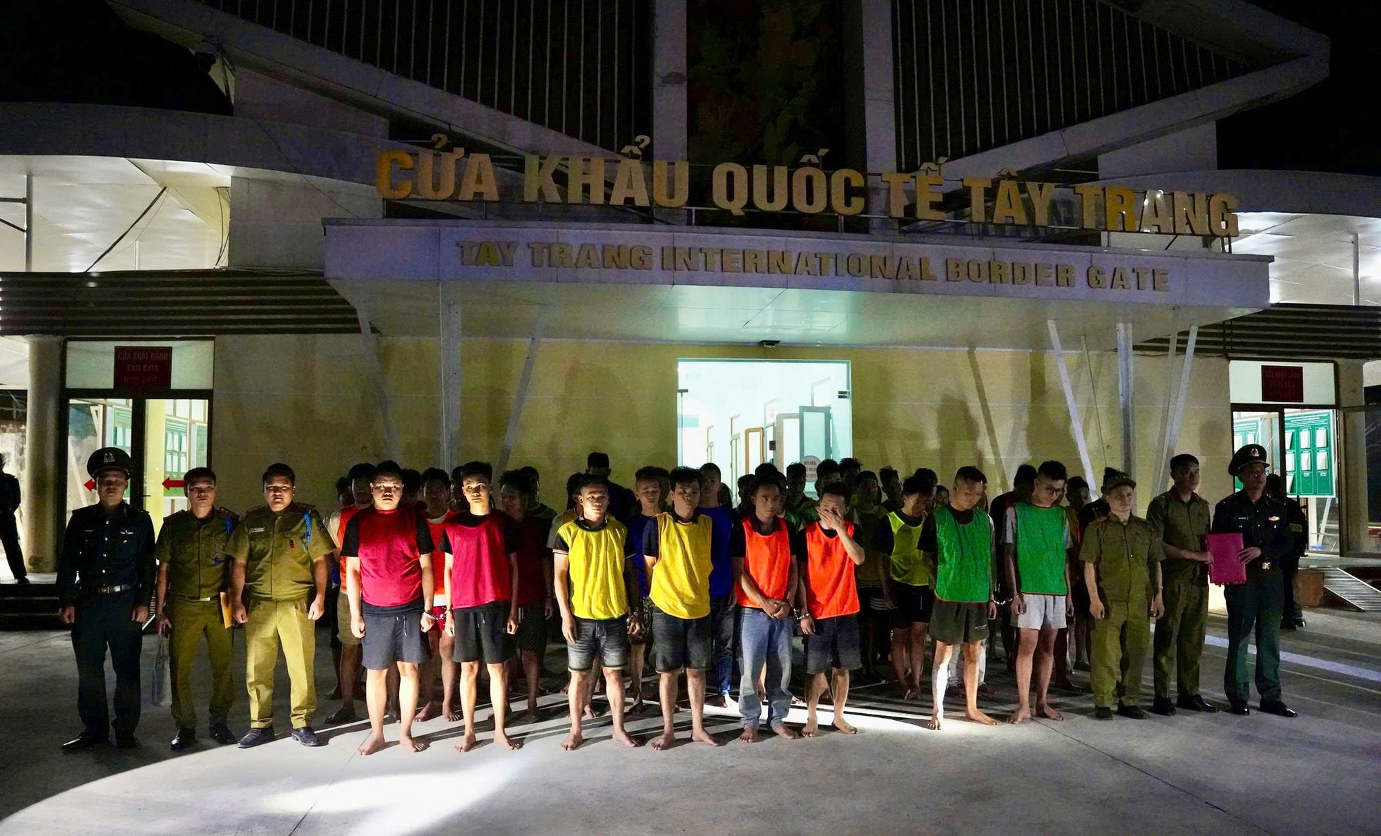 Nhóm lừa đảo chiếm đoạt 15 tỉ đồng của 5.000 người trong 20 ngày - Ảnh 1.