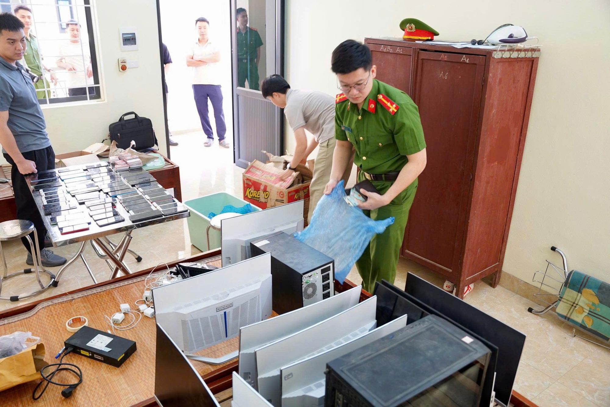 Nhóm lừa đảo chiếm đoạt 15 tỉ đồng của 5.000 người trong 20 ngày - Ảnh 2.