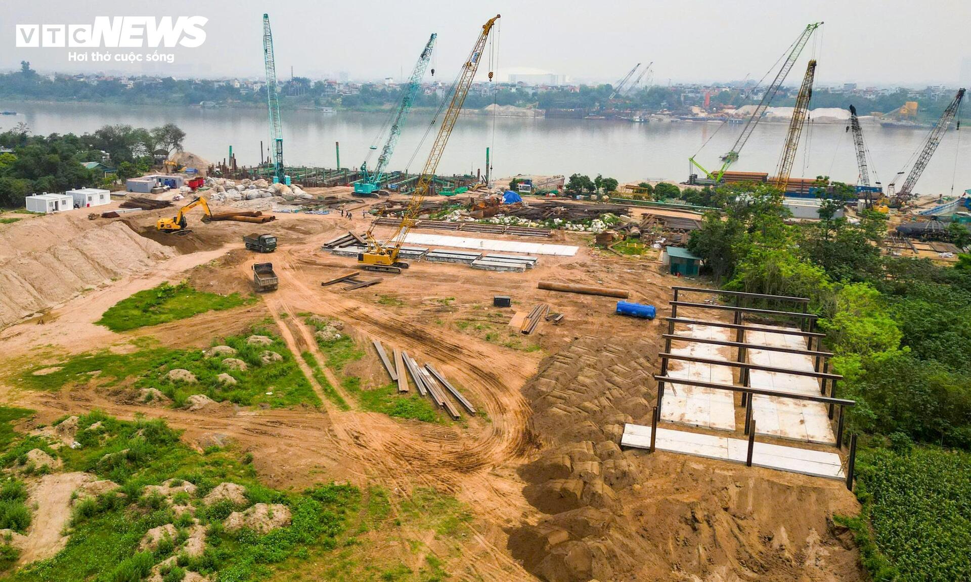 Đại công trường cầu Tứ Liên bắc qua sông Hồng sau gần 1 năm thi công- Ảnh 1.