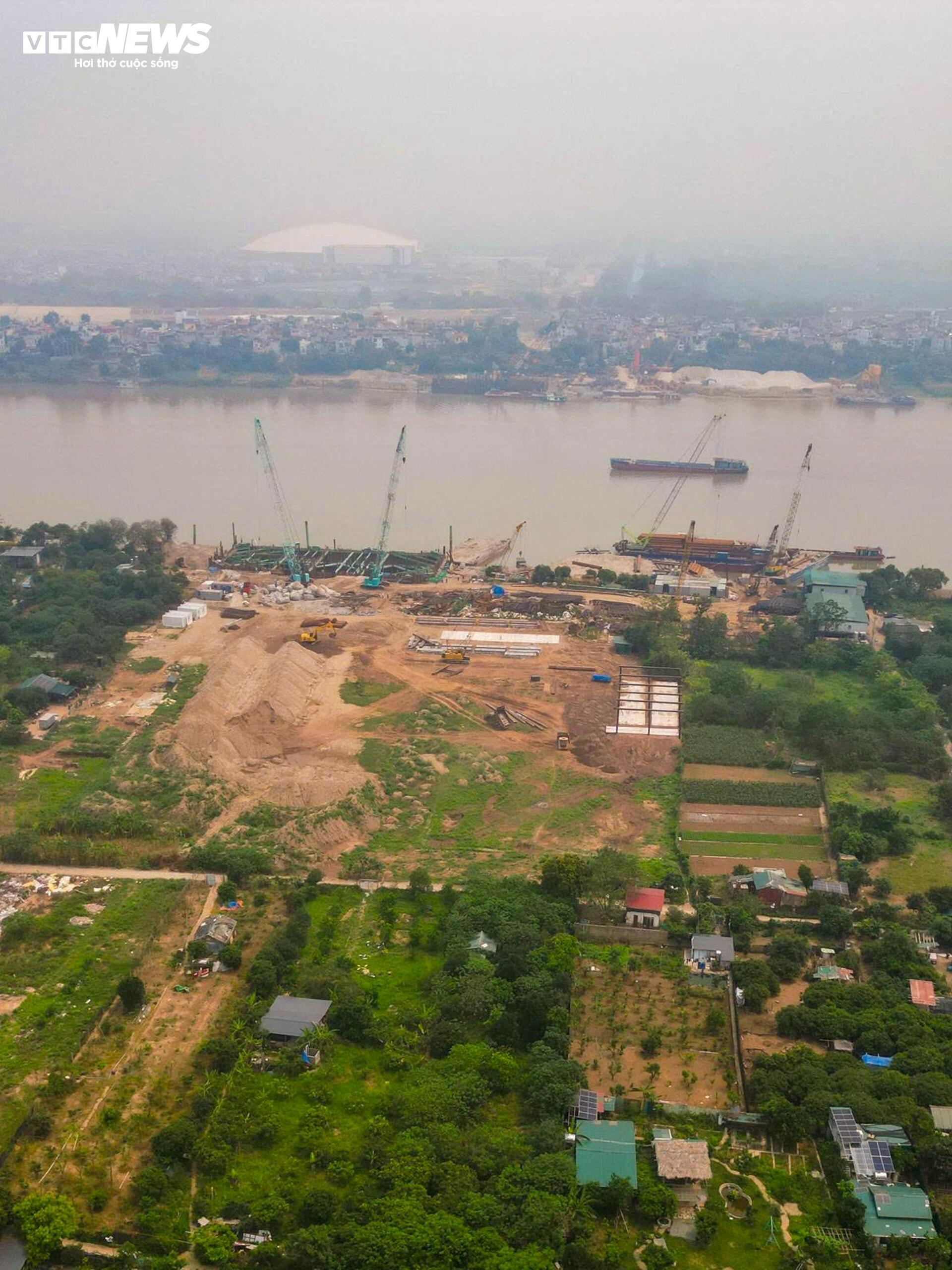 Đại công trường cầu Tứ Liên bắc qua sông Hồng sau gần 1 năm thi công- Ảnh 2.