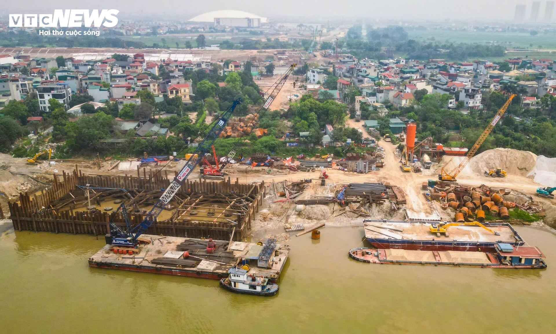 Đại công trường cầu Tứ Liên bắc qua sông Hồng sau gần 1 năm thi công- Ảnh 4.