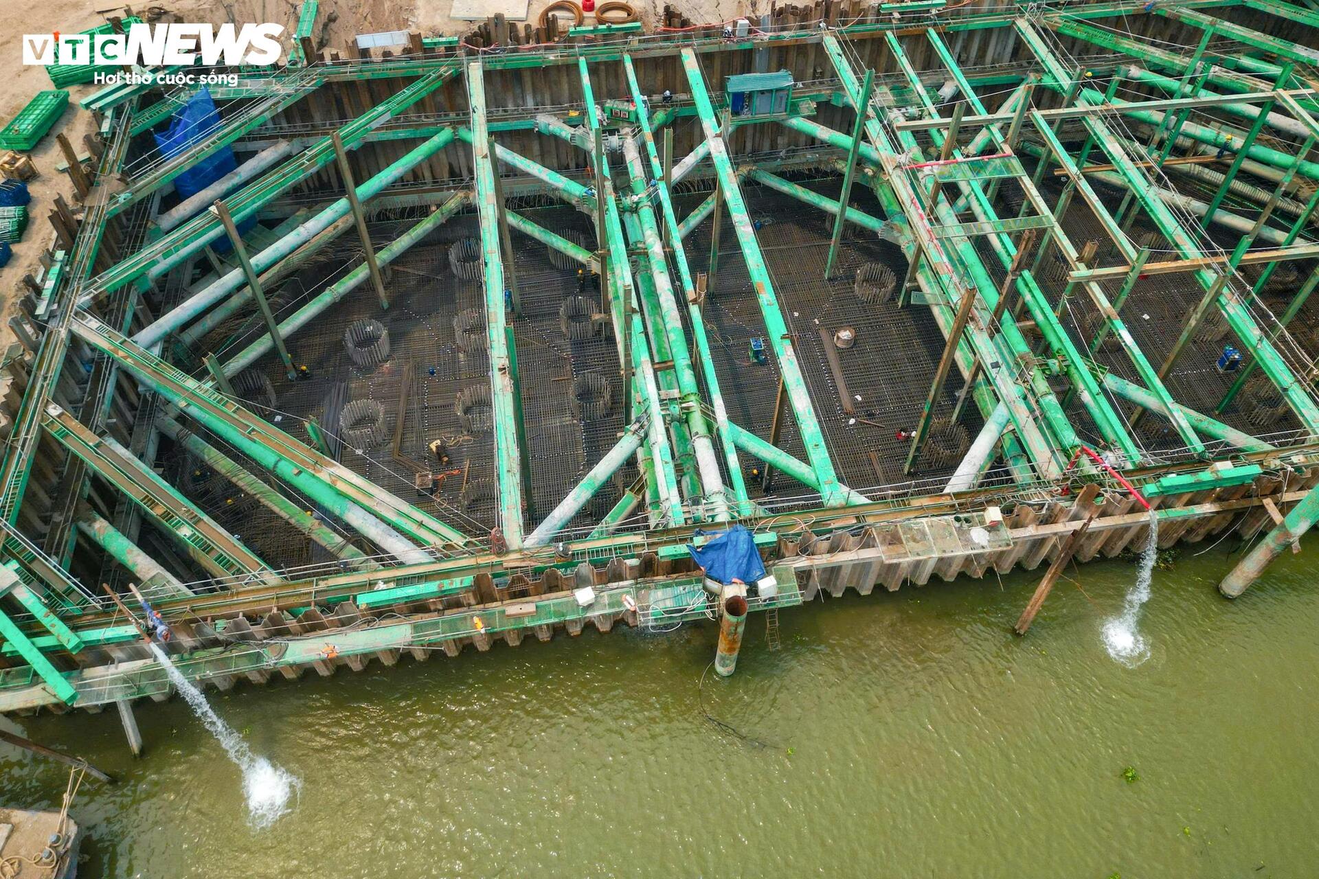 Đại công trường cầu Tứ Liên bắc qua sông Hồng sau gần 1 năm thi công- Ảnh 7.