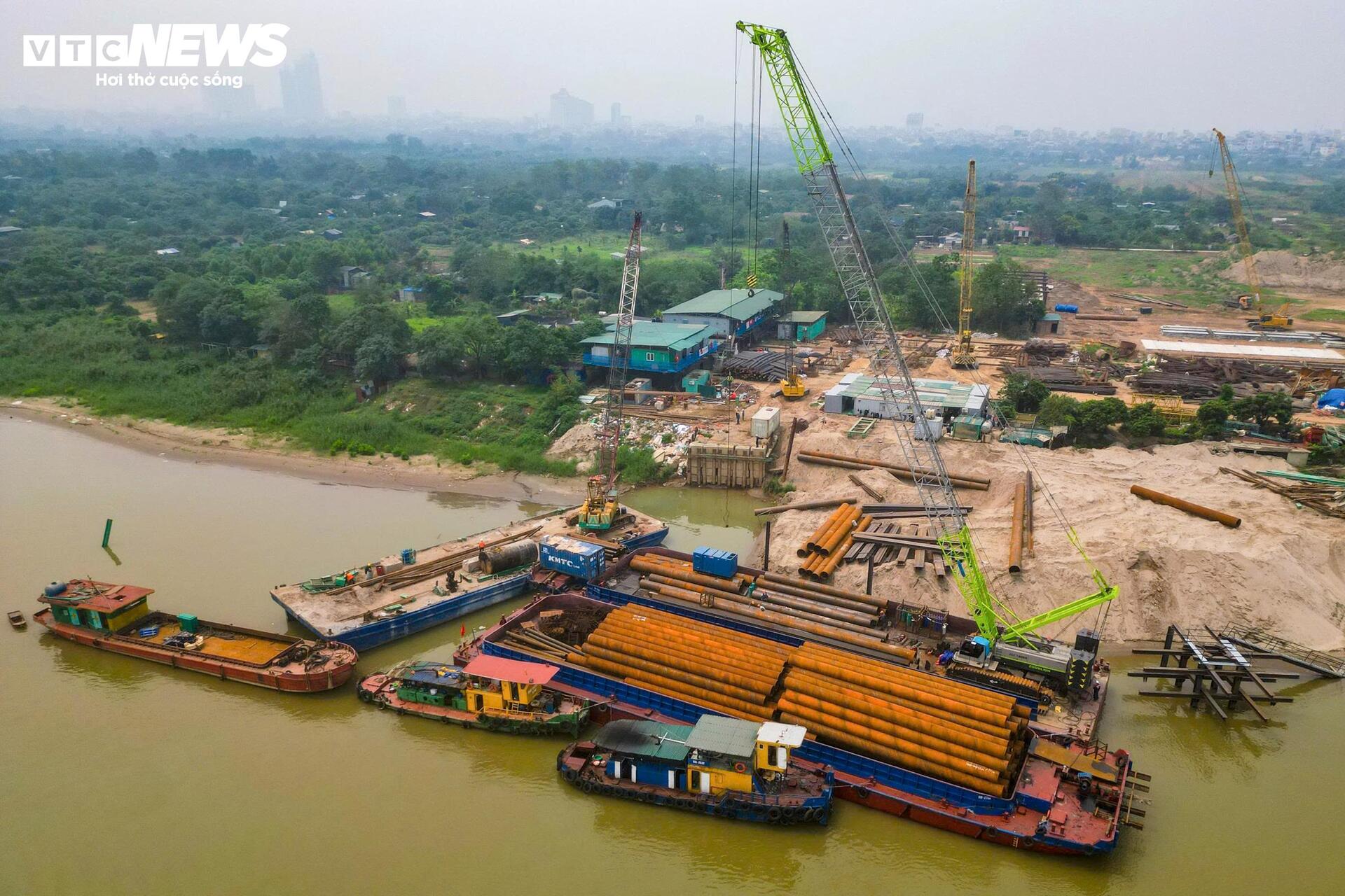 Đại công trường cầu Tứ Liên bắc qua sông Hồng sau gần 1 năm thi công- Ảnh 6.