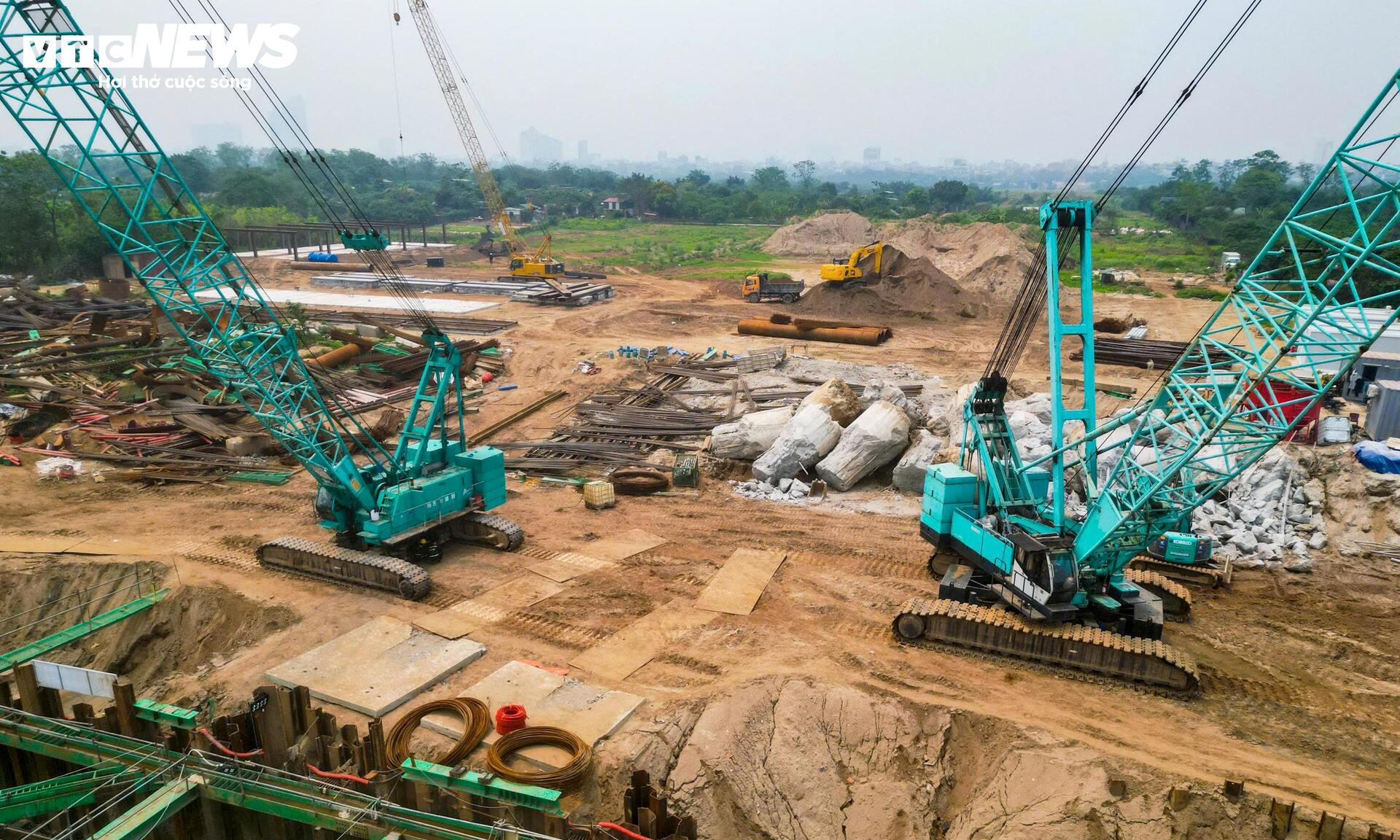 Đại công trường cầu Tứ Liên bắc qua sông Hồng sau gần 1 năm thi công- Ảnh 16.