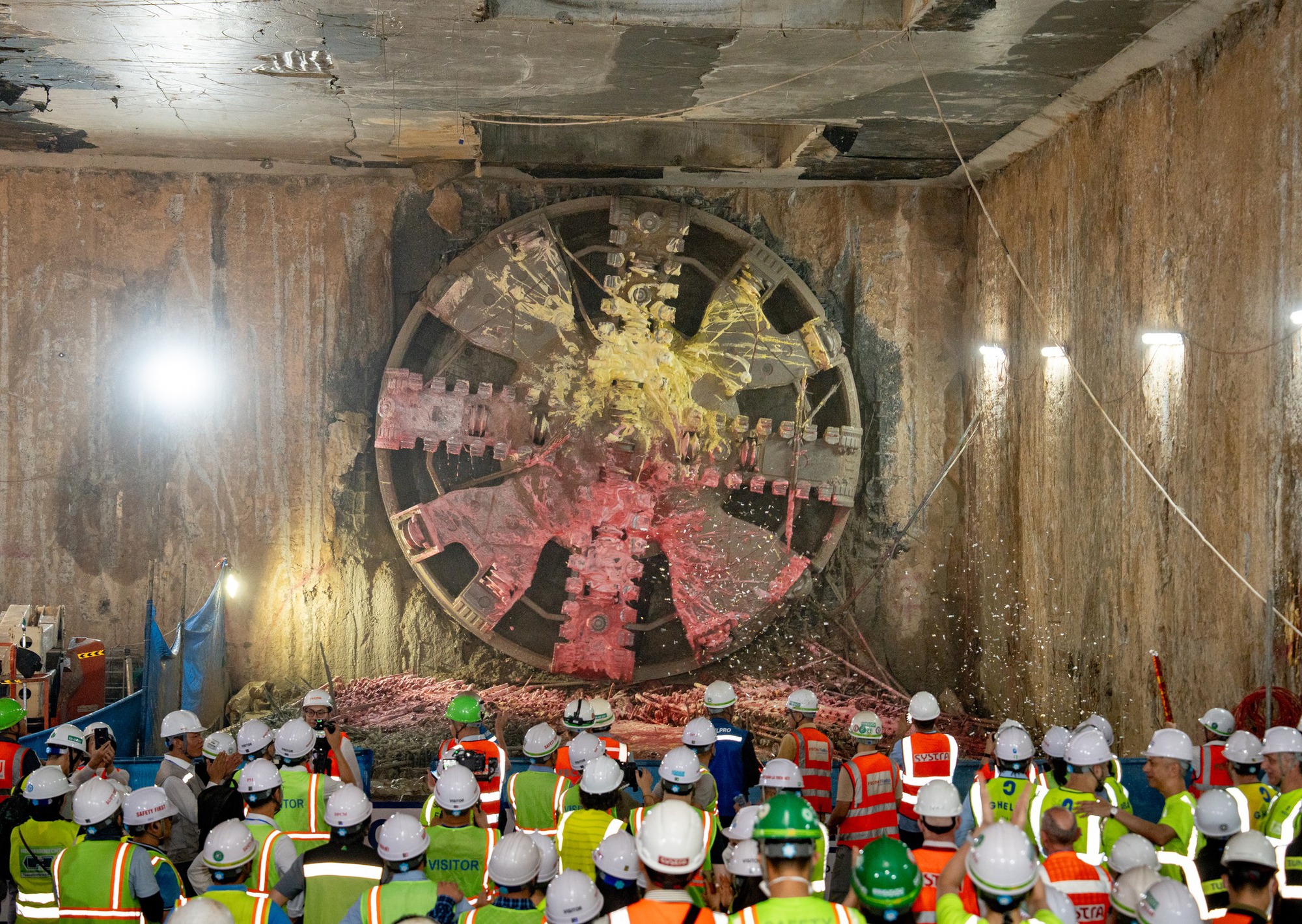 Thiết kế riêng cho tuyến metro hơn 34.000 tỷ đồng, 'quái vật' 850 tấn từ Đức chính thức đào thông 4km hầm dưới lòng Hà Nội - Ảnh 1.