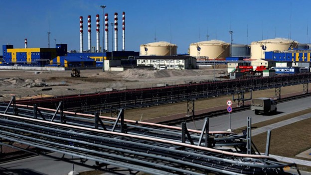 Chỉ còn dầu đủ dùng trong 50 ngày, quốc gia láng giềng Việt Nam đề nghị Mỹ 'cho phép' mua dầu Nga - Ảnh 1.