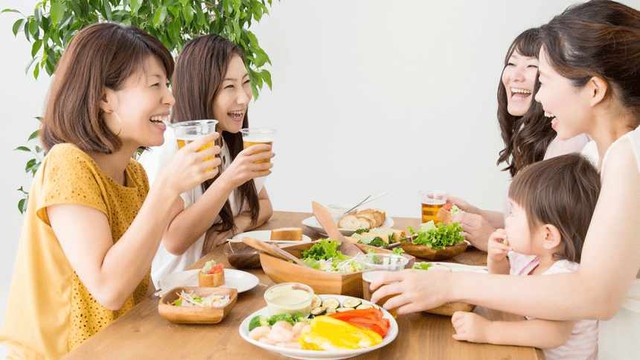 Sau tuổi 50, cách bạn ăn quyết định tuổi thọ của bạn: 4 nguyên tắc đơn giản nhưng ít ai làm đúng- Ảnh 1.