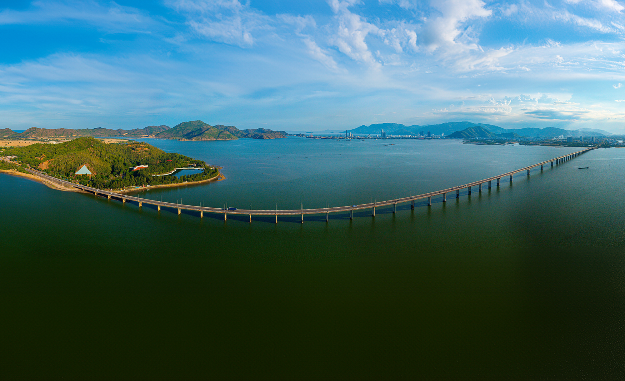 3 cây cầu vượt biển dài nhất Việt Nam: Nơi mở cửa cho nhà máy Vinfast, nơi hút về tỷ USD, nơi “đánh thức” thị trường địa ốc - Ảnh 1.