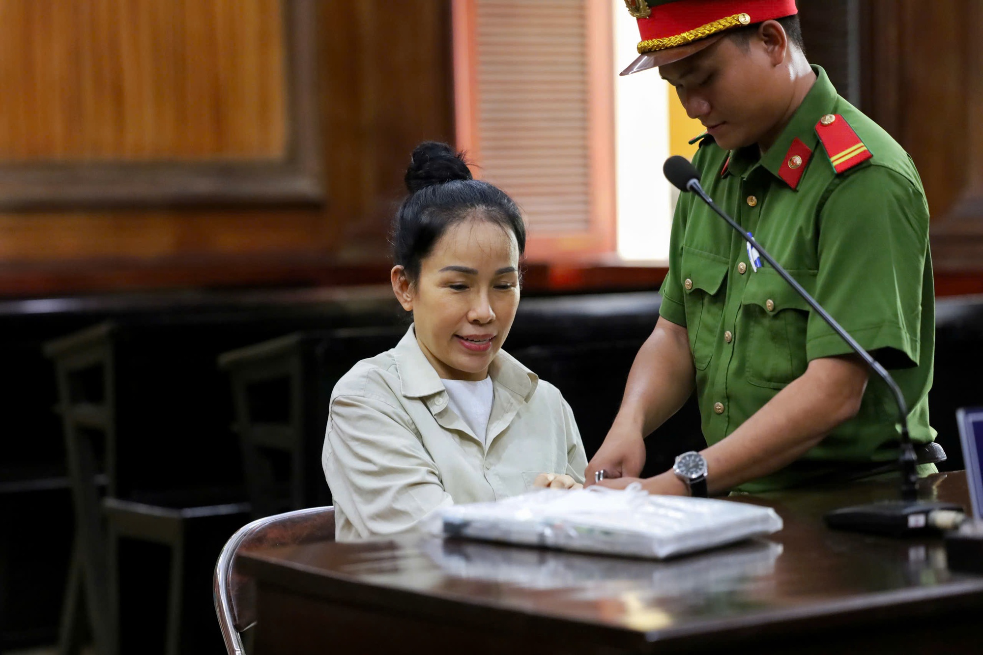 Hình ảnh mới nhất của Youtuber Đinh Lan tại phiên toà liên quan Nguyễn Phương Hằng - Ảnh 3.