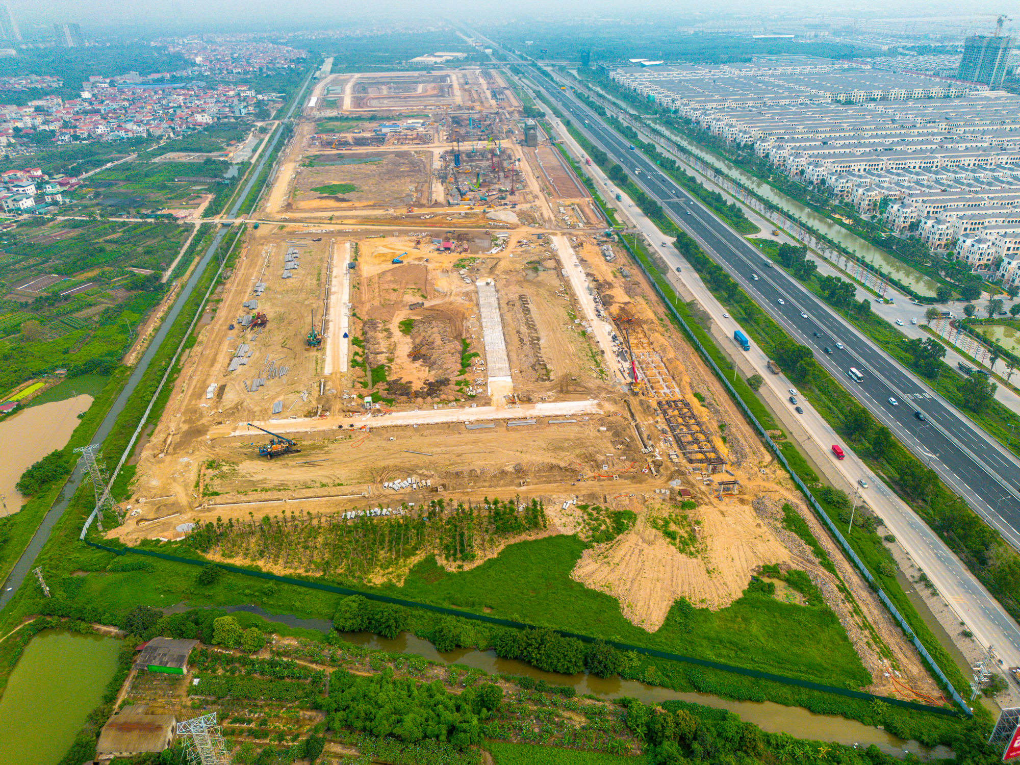 Cận cảnh dự án nằm giữa ba đại đô thị hơn 10 tỷ USD, hưởng lợi từ Vành đai 4 và cầu vượt sông Hồng - Ảnh 2.