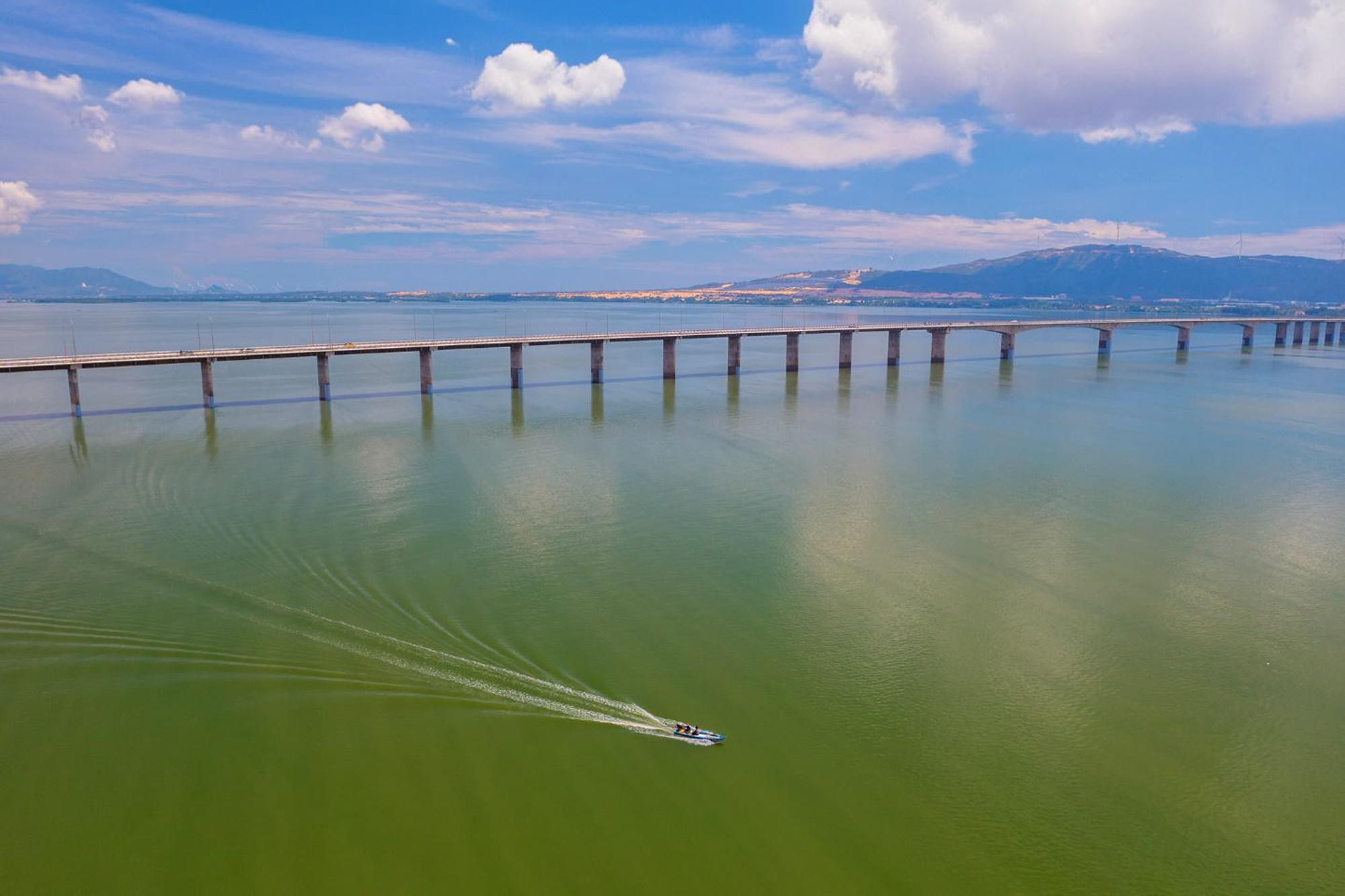 3 cây cầu vượt biển dài nhất Việt Nam: Nơi mở cửa cho nhà máy Vinfast, nơi hút về tỷ USD, nơi “đánh thức” thị trường địa ốc - Ảnh 4.