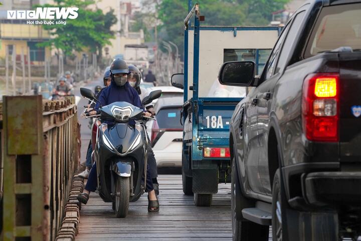 Cầu phao 30 năm tuổi ở Ninh Bình 'oằn mình' gánh tải chờ ngày được thay thế- Ảnh 5.