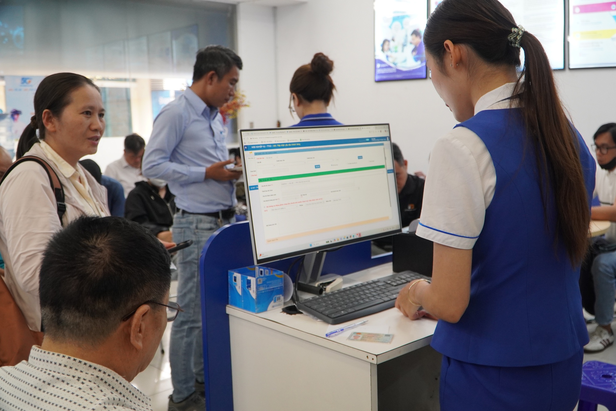 Lo bị khóa SIM điện thoại, người dân ùn ùn đi làm thủ tục xác thực thuê bao chính chủ - Ảnh 2.
