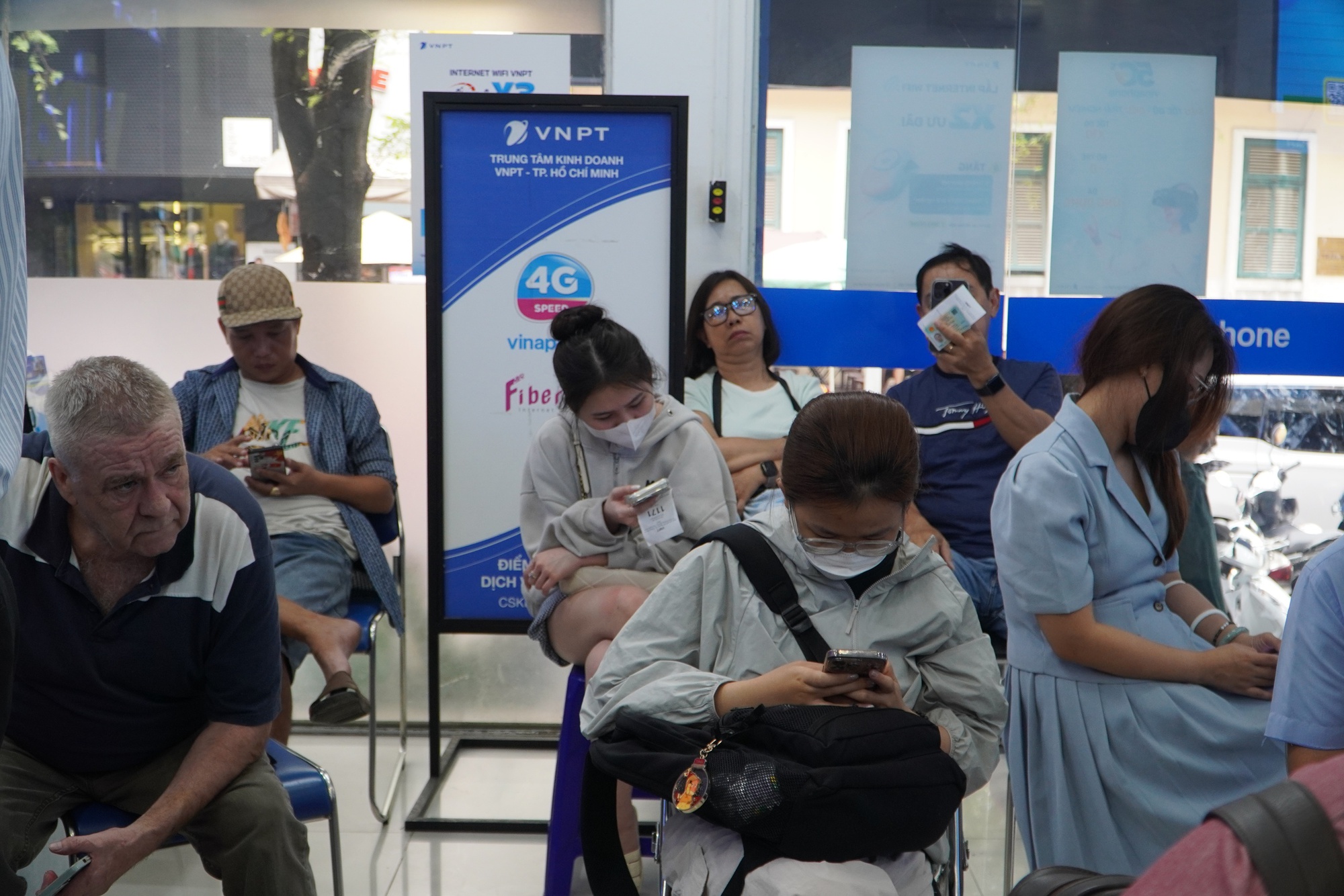 Lo bị khóa SIM điện thoại, người dân ùn ùn đi làm thủ tục xác thực thuê bao chính chủ - Ảnh 3.