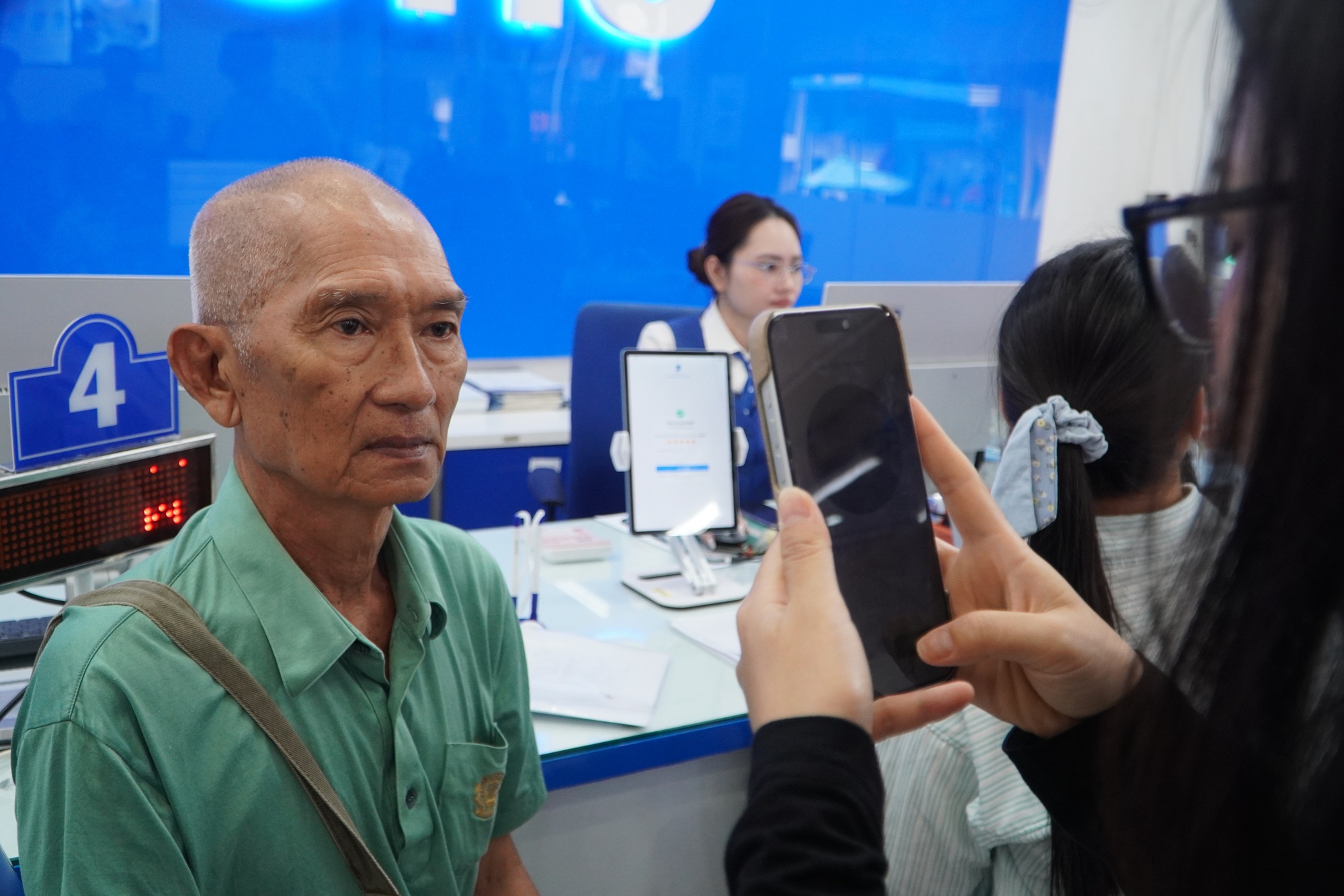 Lo bị khóa SIM điện thoại, người dân ùn ùn đi làm thủ tục xác thực thuê bao chính chủ - Ảnh 4.