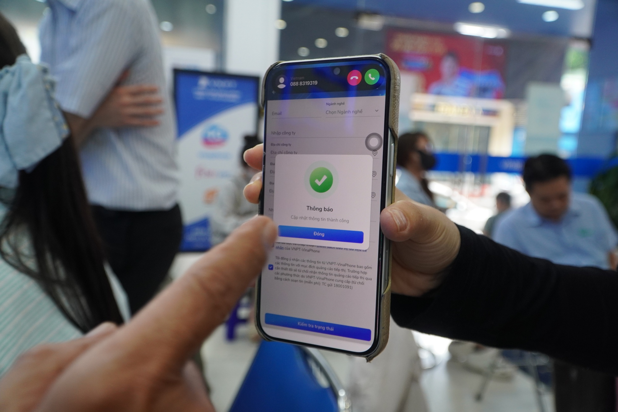 Lo bị khóa SIM điện thoại, người dân ùn ùn đi làm thủ tục xác thực thuê bao chính chủ - Ảnh 5.