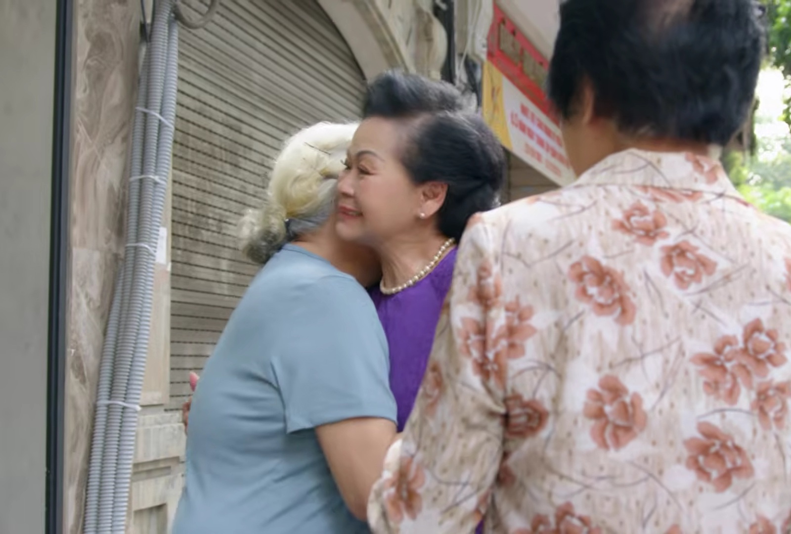 Khánh Ly đứng trước nhà 106 Hàng Bông: "Chẳng ai ra mở cửa cho tôi cả" - Ảnh 2.