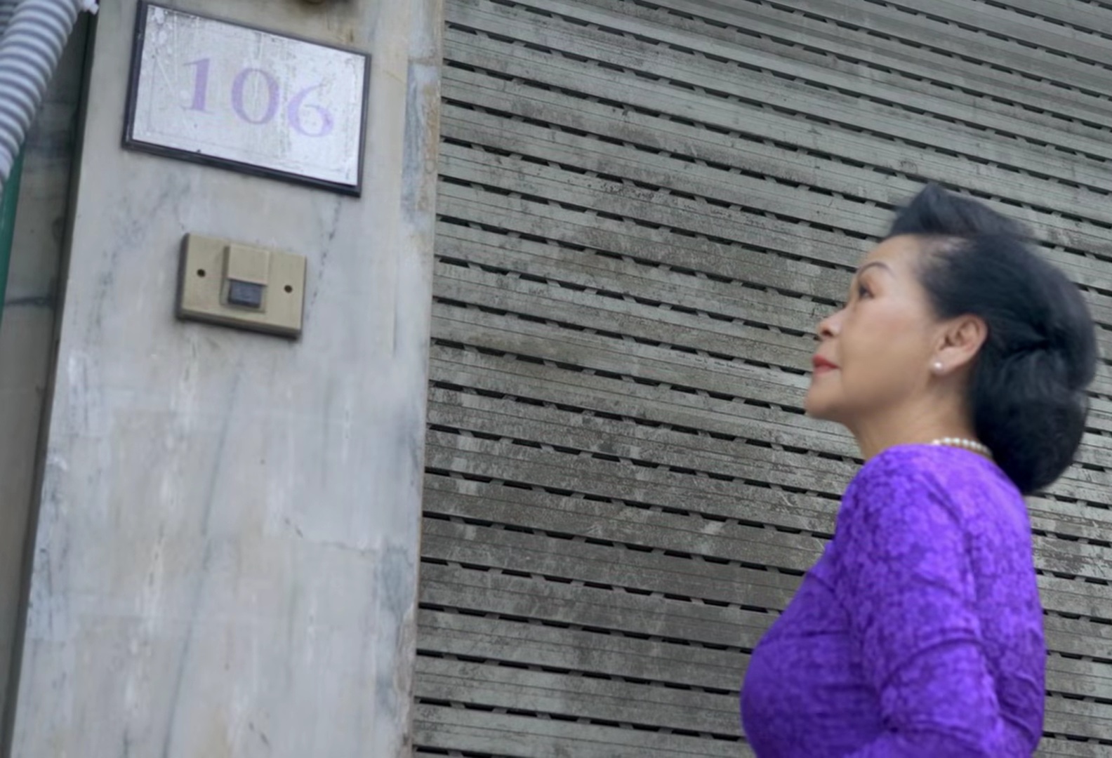 Khánh Ly đứng trước nhà 106 Hàng Bông: "Chẳng ai ra mở cửa cho tôi cả" - Ảnh 1.