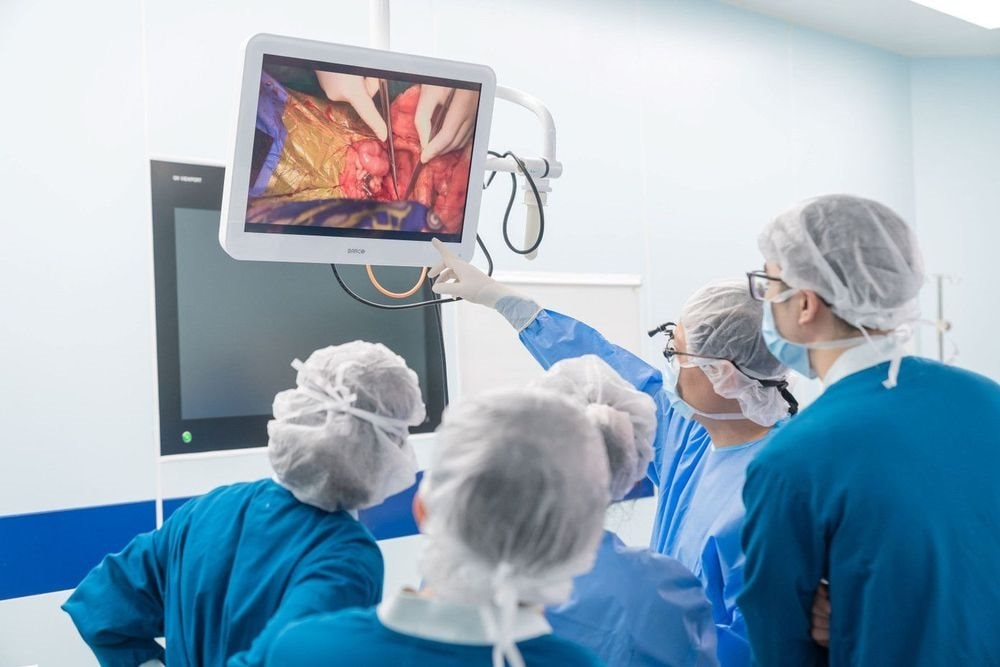 Bệnh viện của tỷ phú Phạm Nhật Vượng lập đỉnh lịch sử doanh thu: Thực hiện 120 ca ghép gan, khám miễn phí cho 7.000 người dân - Ảnh 3.