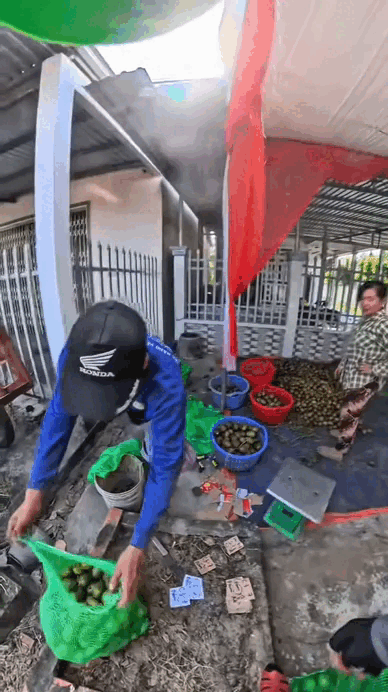 Shipper miền Tây: Giao đơn hàng nặng 1kg được khách cho ngược "vật" nặng 15kg, chở muốn cong xe nhưng không thể bỏ- Ảnh 1.