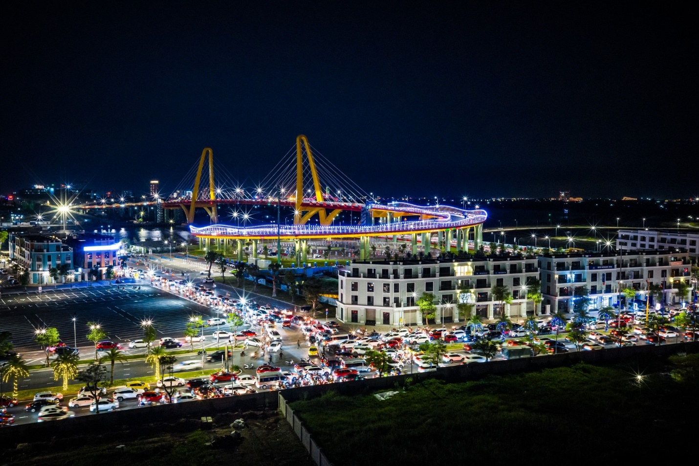 Vinhomes Royal Island: Phố đảo càng đông, nhà phố càng “bật giá” - Ảnh 1.