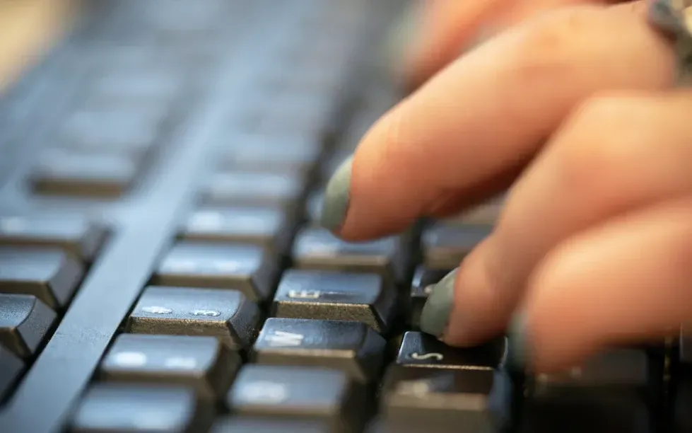 Nhiều nhân viên Mỹ vẫn không muốn dùng AI trong công việc - Ảnh 1.