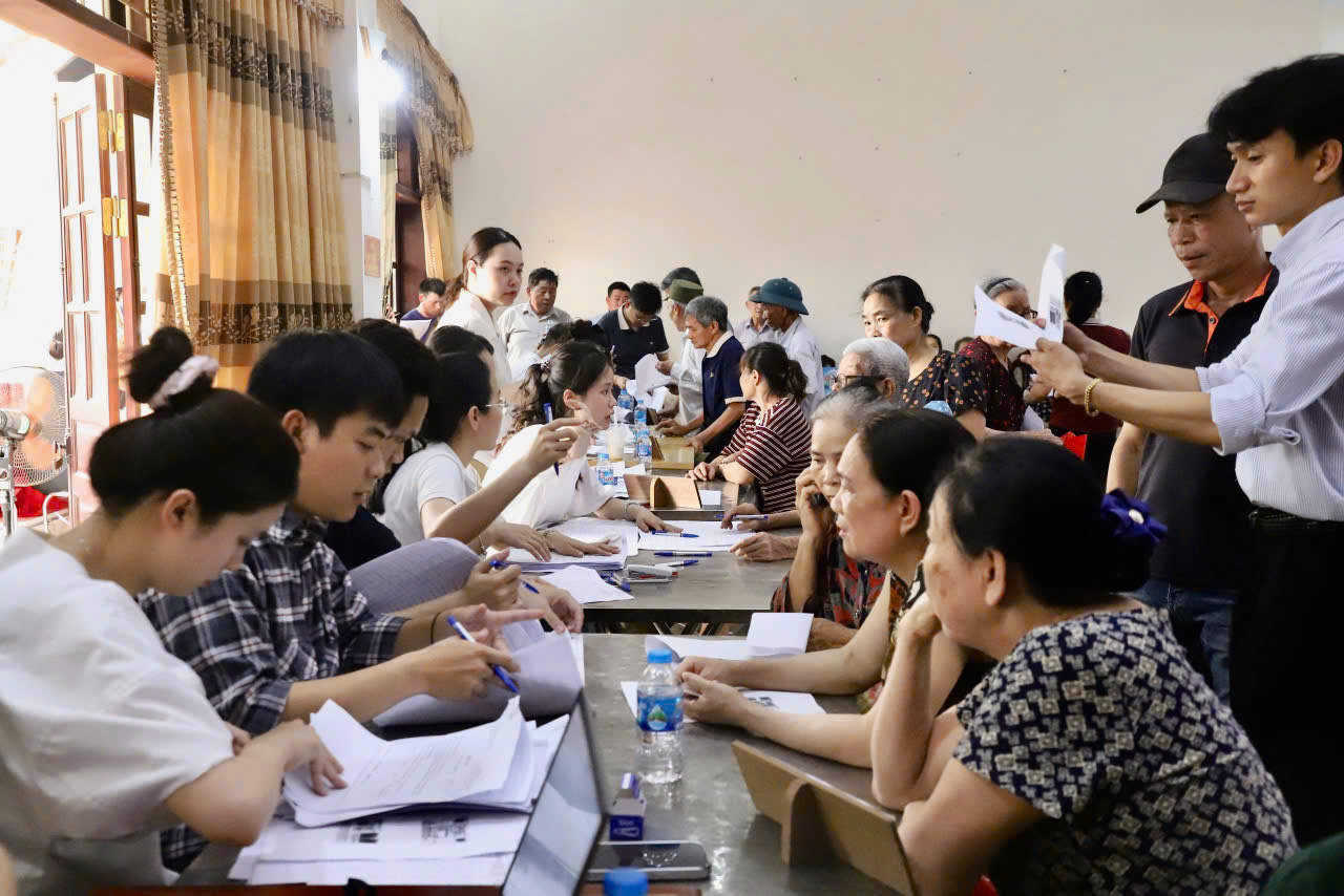 Hàng trăm người dân đồng loạt nhận tiền đền bù đất tại siêu dự án hơn 34 tỷ USD quy mô lớn nhất lịch sử Vingroup - Ảnh 2.