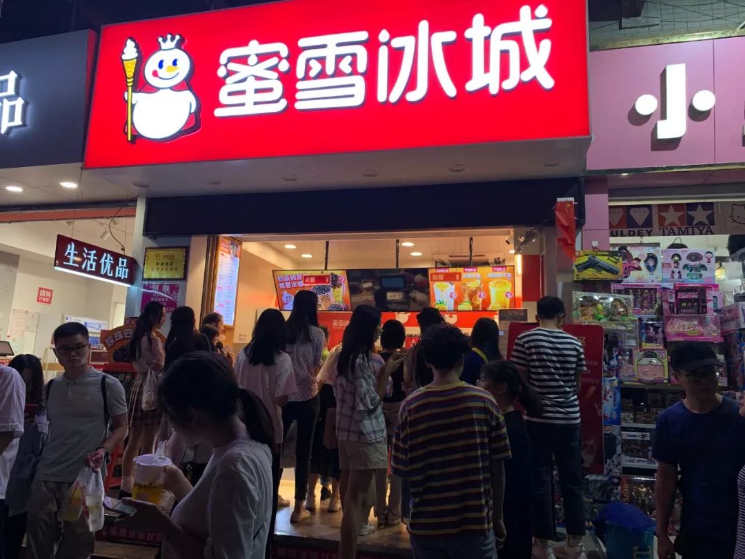 1km chục tiệm trà sữa: Khách vui, chủ quán khóc! - Ảnh 3.